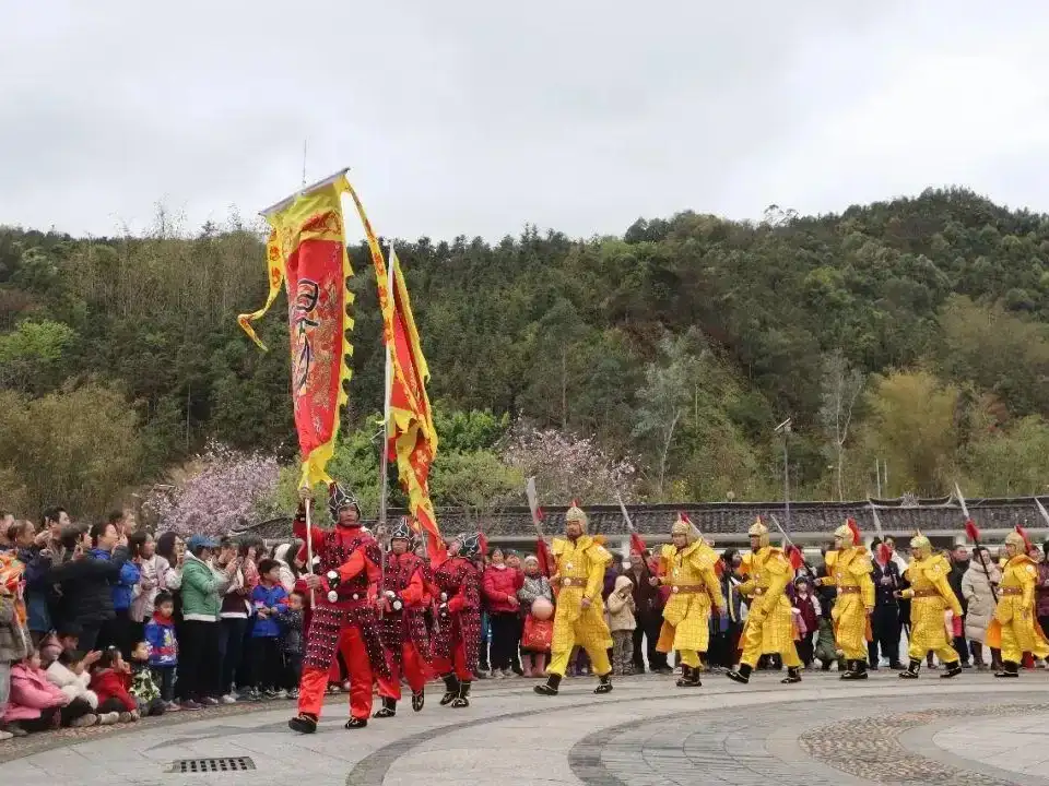 清遠連山壯族瑤族自治縣「三月三」壯族歌墟活動現場，當地民眾身著傳統服飾進行原生態樂舞表演，展現壯族非遺文化的熱鬧氛圍與傳承活力。(圖/記者楊婉攝)