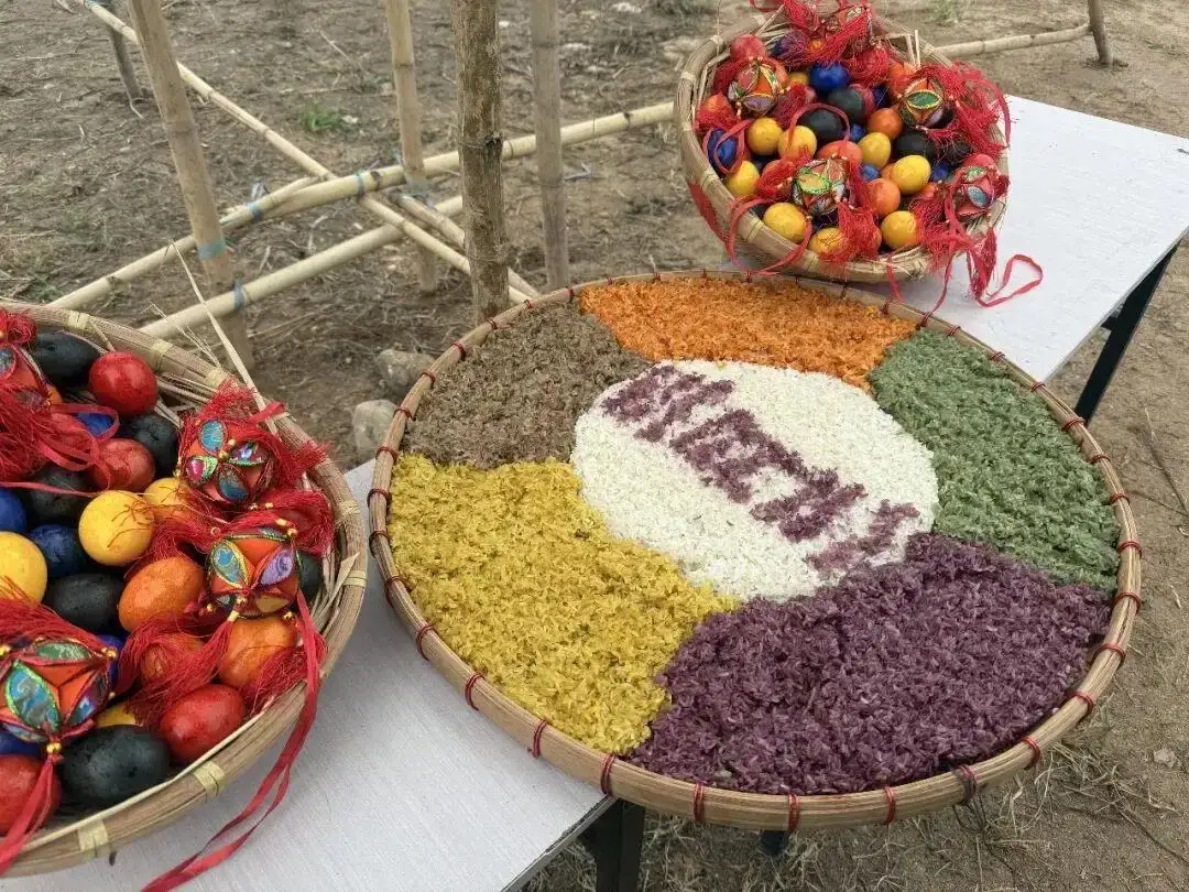 壯族傳統美食五色糯米飯色彩繽紛，象徵吉祥與豐收，常於節慶場合呈現，展現濃厚民族文化特色。(圖/記者楊婉攝)