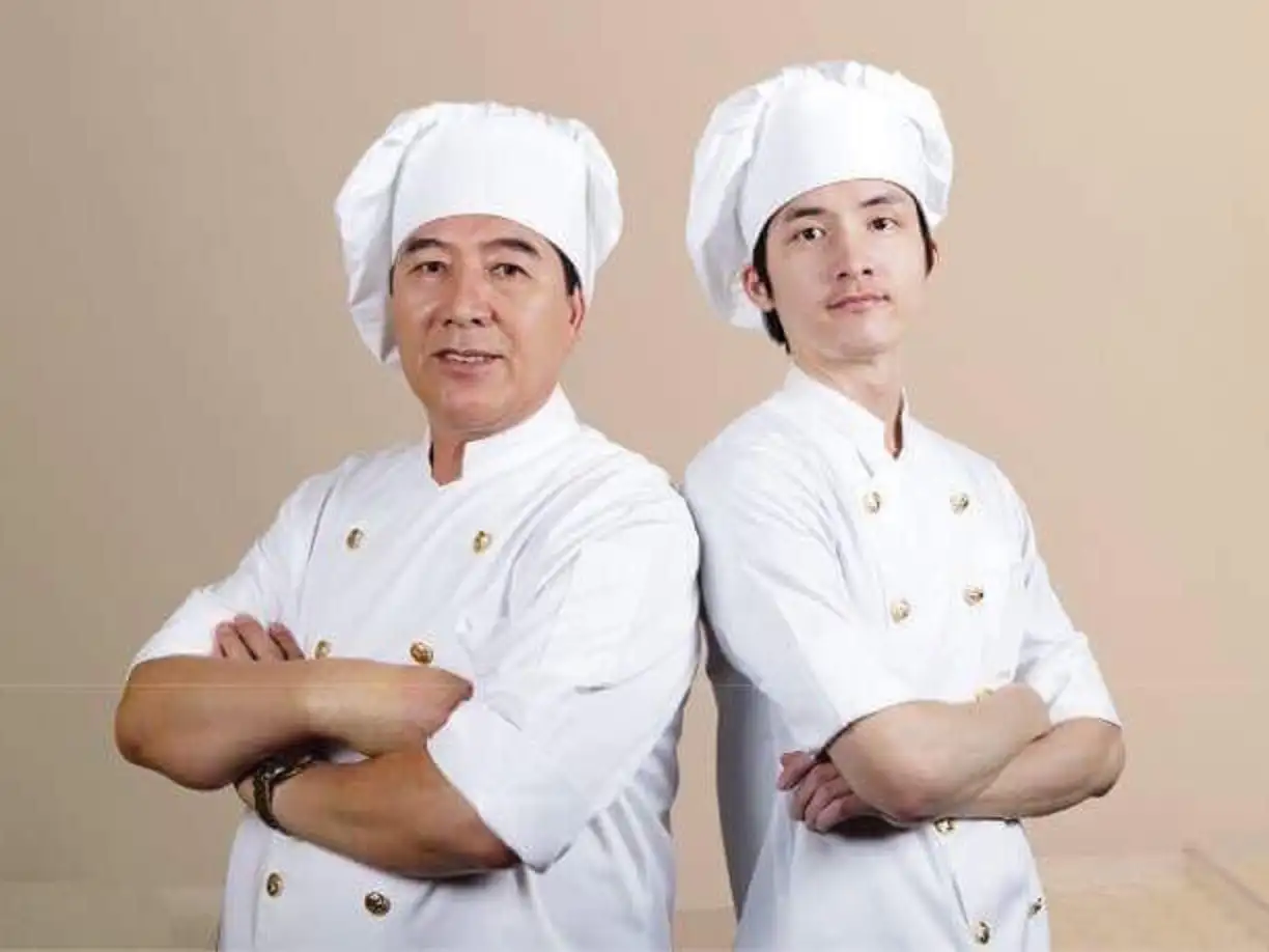 銀波布丁第三代吳文耀與第四代吳登賢。（圖/銀波布丁提供）