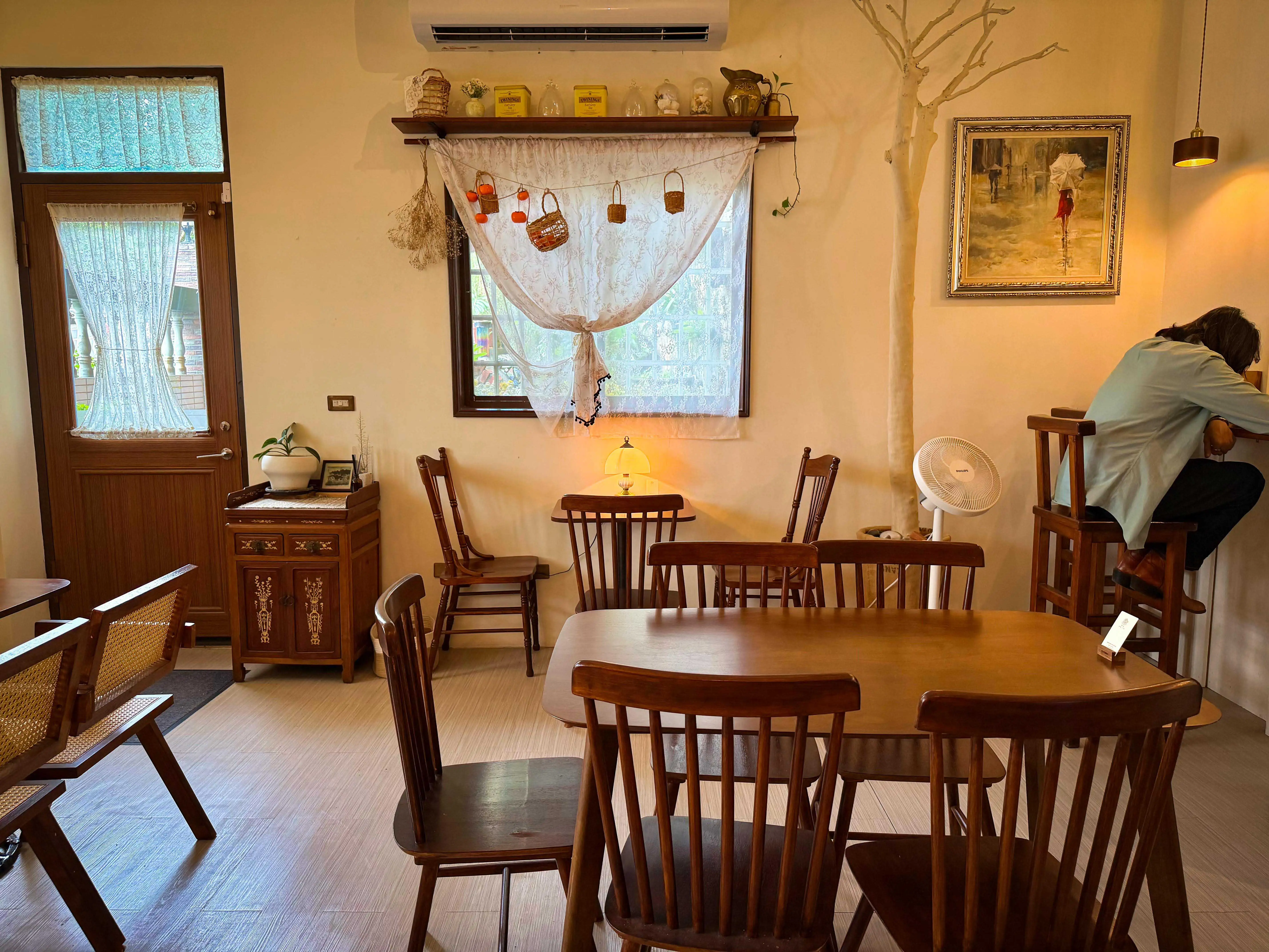 嘉義青年打造創意茶咖館，以私房鹹食翻轉甜點印象，帶來全新味覺旅遊體驗。(圖/嘉義縣文化觀光局提供)