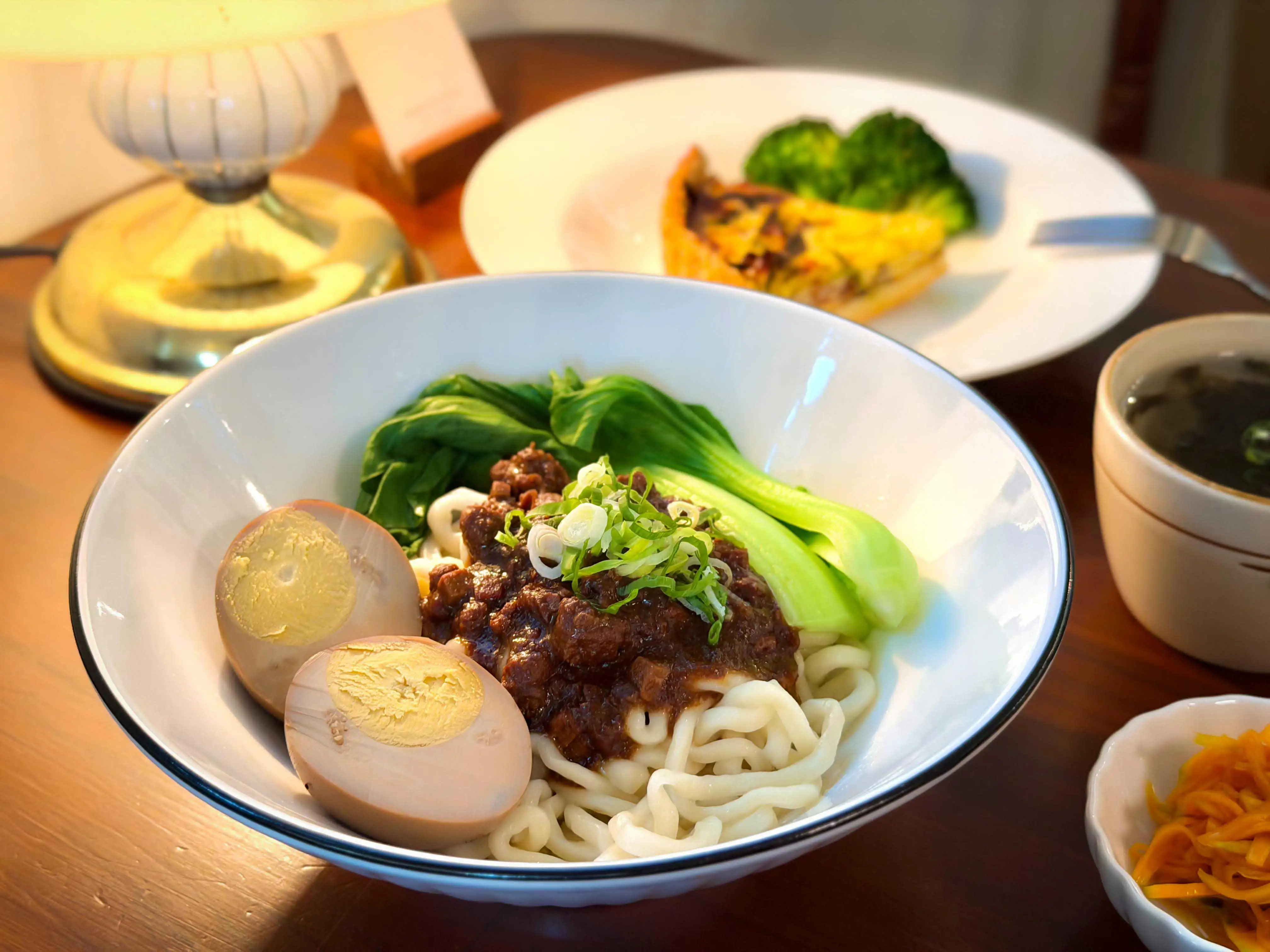 嘉義青年打造創意茶咖館，以私房鹹食翻轉甜點印象，帶來全新味覺旅遊體驗。(圖/嘉義縣文化觀光局提供)