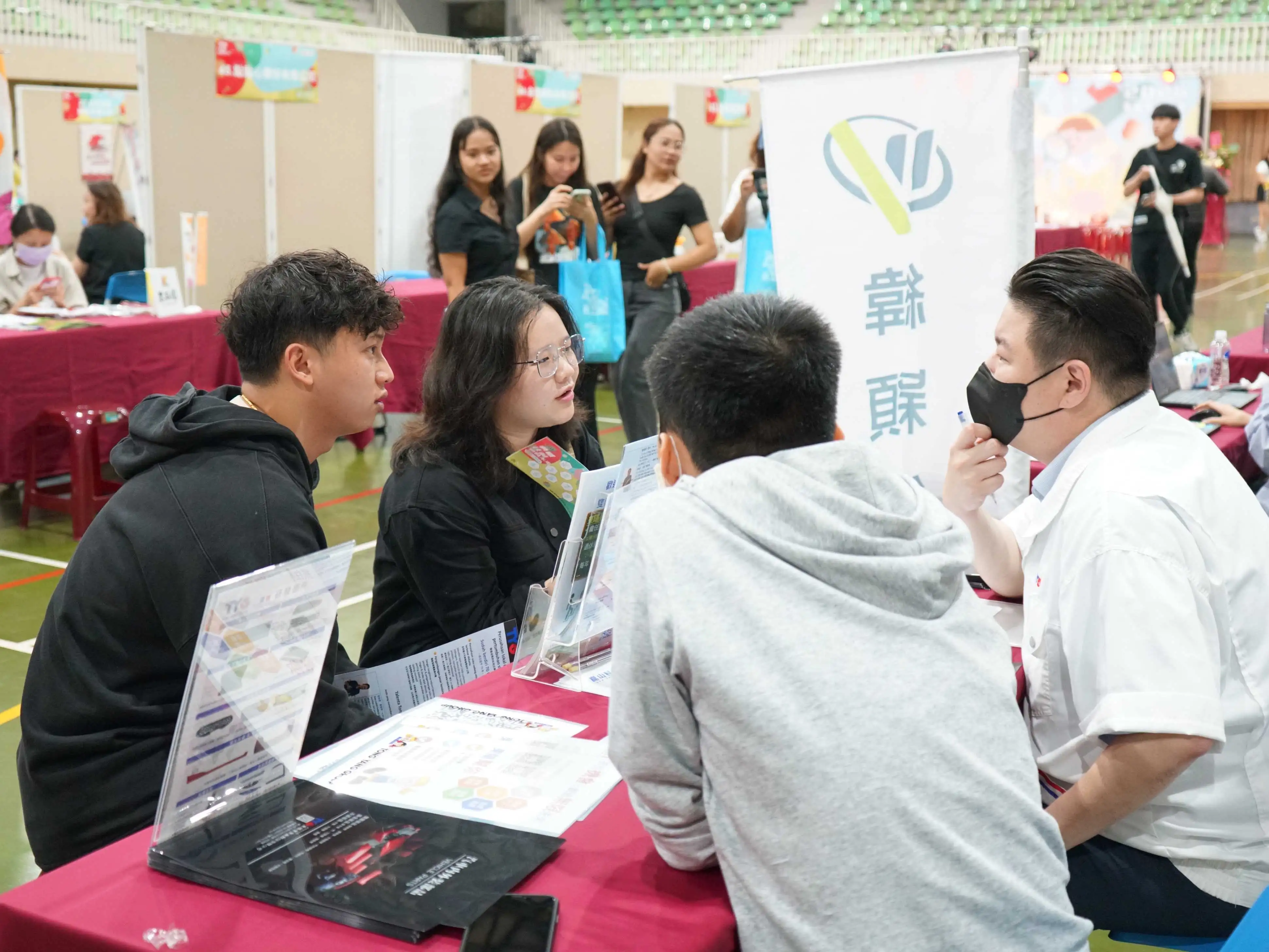 崑山科大舉辦校園徵才博覽會，邀集56家企業提供逾3000職缺，協助學生提早銜接職場。(圖/崑山科技大學提供)