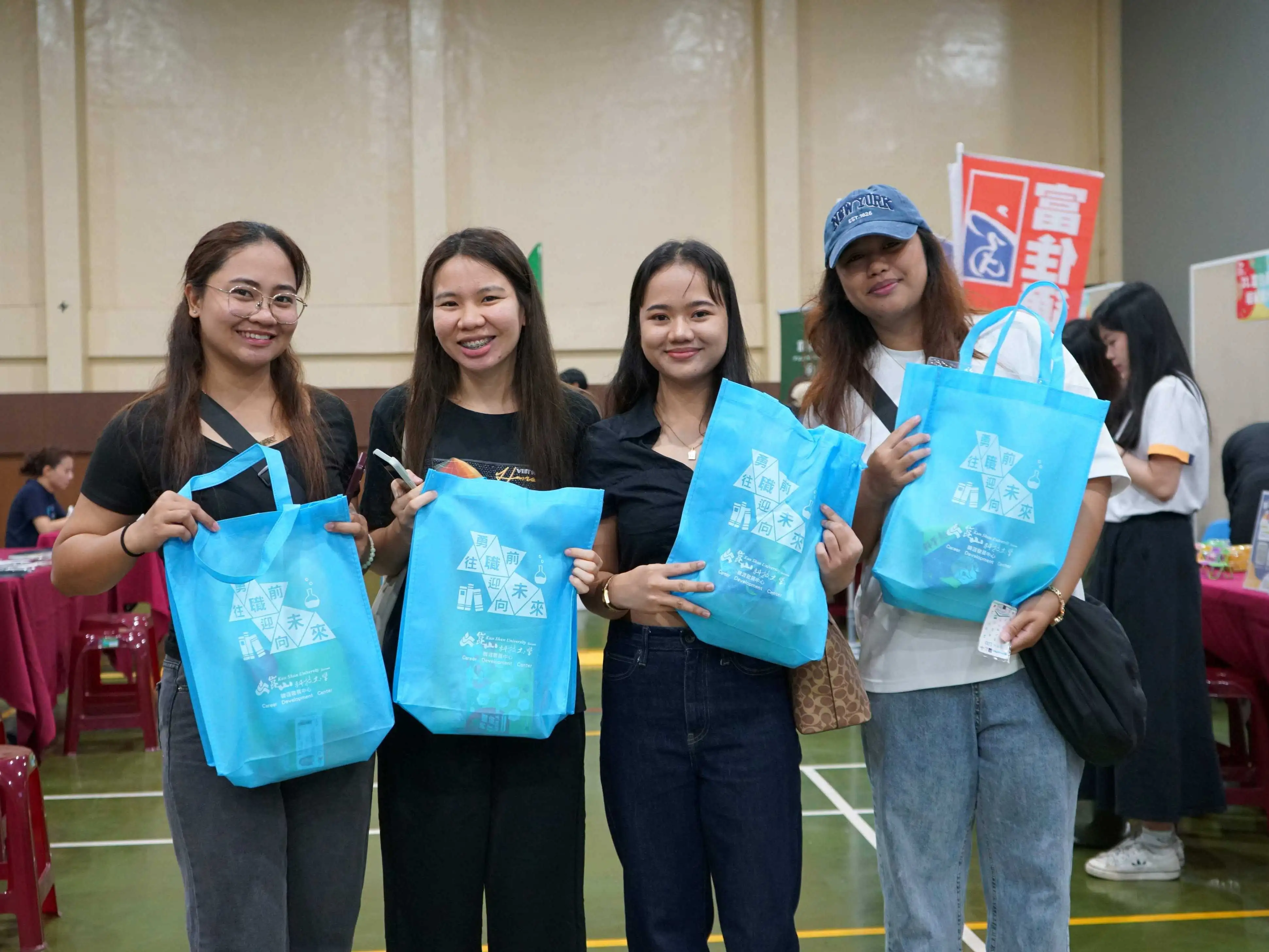 崑山科大舉辦校園徵才博覽會，邀集56家企業提供逾3000職缺，協助學生提早銜接職場。(圖/崑山科技大學提供)