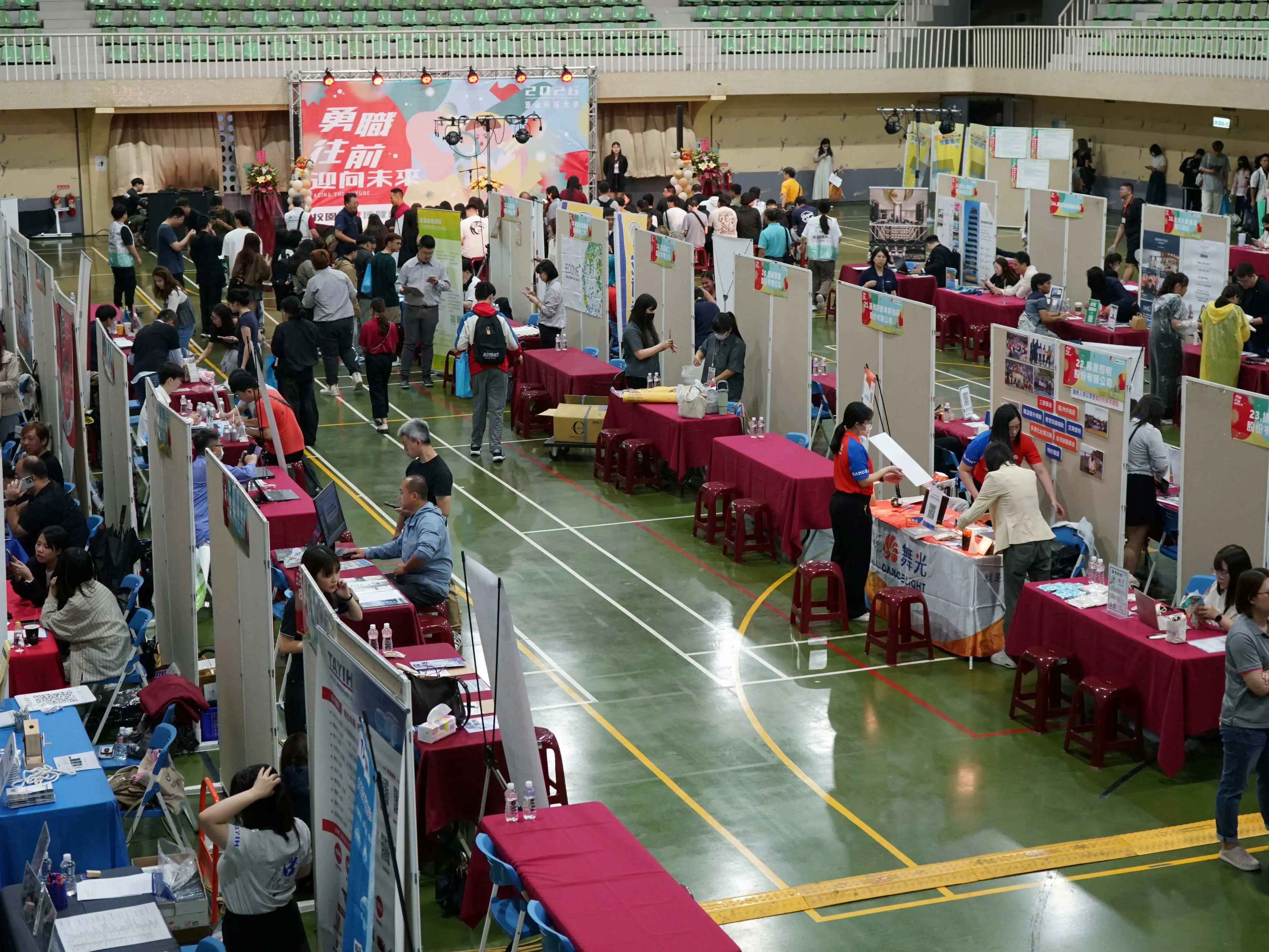 崑山科大舉辦校園徵才博覽會，邀集56家企業提供逾3000職缺，協助學生提早銜接職場。(圖/崑山科技大學提供)