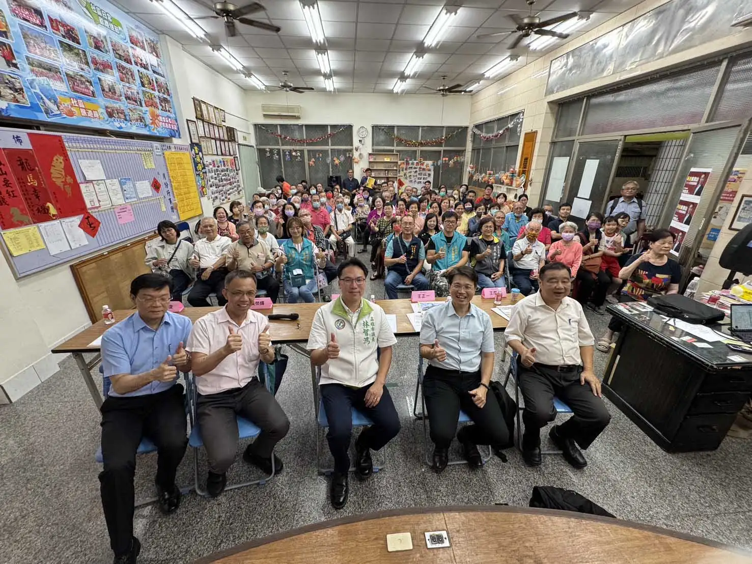 前排左一開始分別為警察局交通大隊長劉清俊、交通局副局長黃榮輝、高雄市議員林智鴻、捷運局副局長王正一、工務局道工處總工程司王然興，出席鳳山交通論壇與民眾面對面交流。（圖/林智鴻團隊提供）