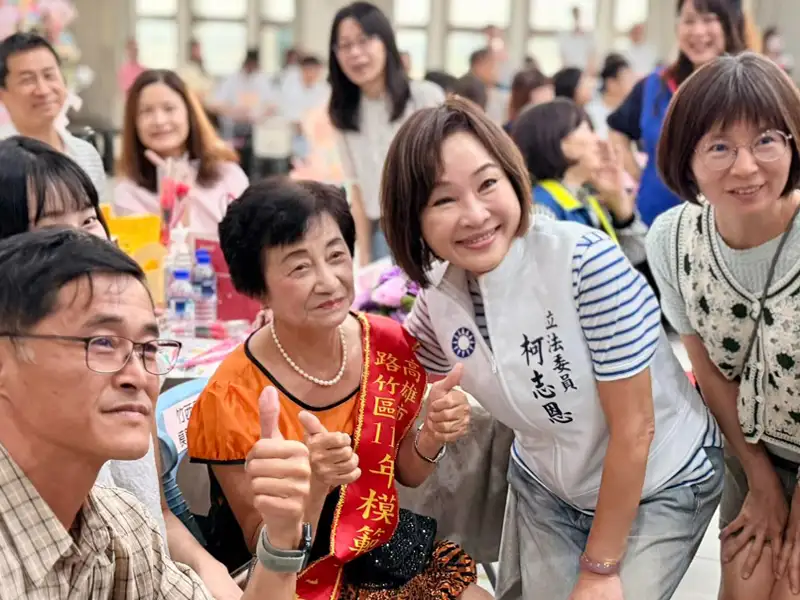 柯志恩走訪高雄三區向模範母親致意