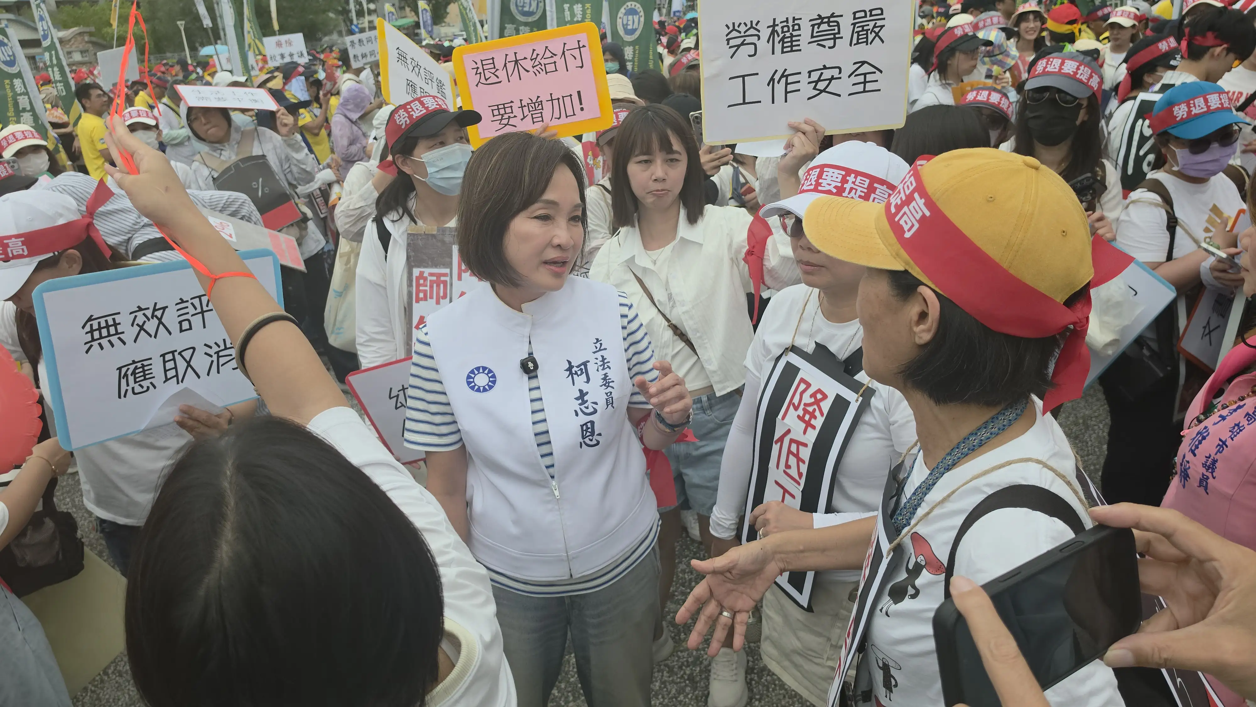 市長參選人柯志恩出席高雄市產業總工會五一勞動節大遊行，走上街頭傾聽勞工心聲，並表達對各項訴求的支持。（圖/柯志恩團隊提供）