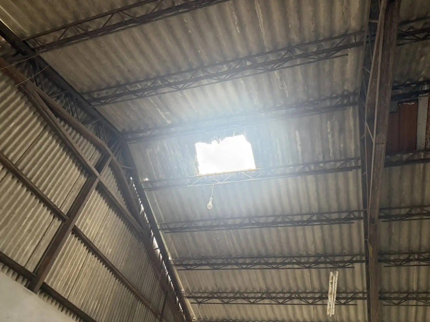 魏姓男子在進行屋頂修繕作業時，不慎踩破石棉瓦片自高處墜落，經送醫急救仍宣告不治。(圖/民雄分局提供)