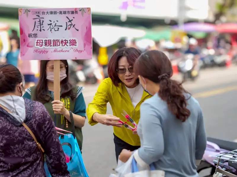 康裕成陽明市場送康乃馨　提前獻上母親節祝福