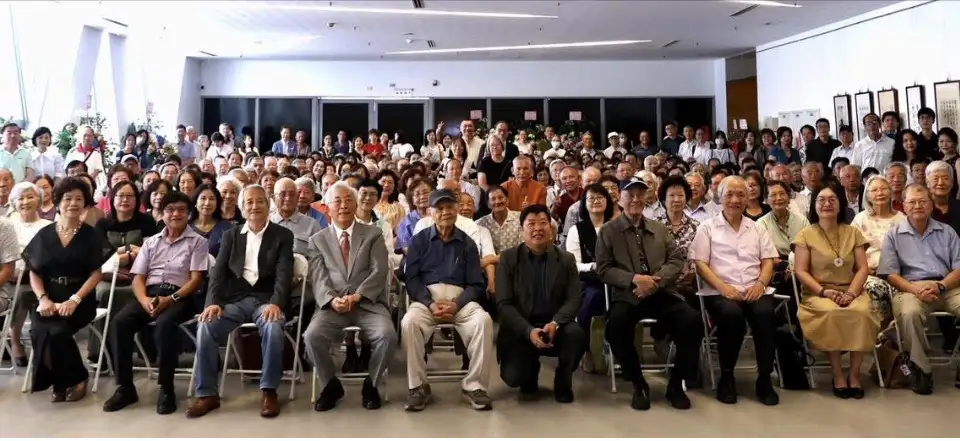 開幕貴賓與參展人員團體大合照，場面熱鬧盛大。（記者吳文生攝）