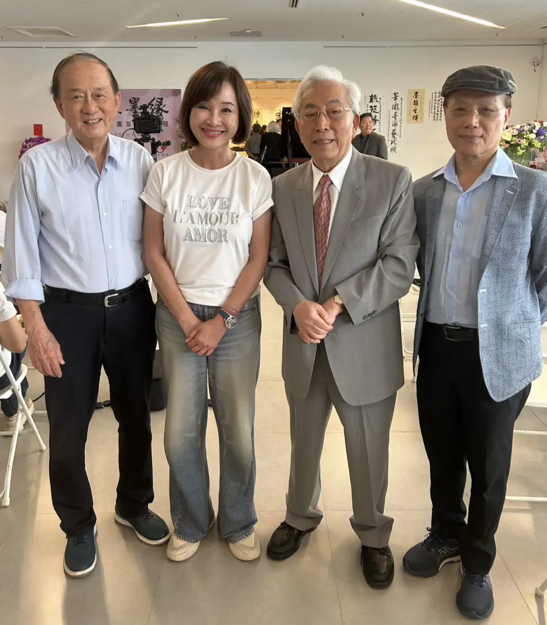 立法委員柯志恩（中左）與郭春甫（中右）合影留念，祝賀「觴詠墨緣」書法聯展開幕成功。（記者吳文生攝）