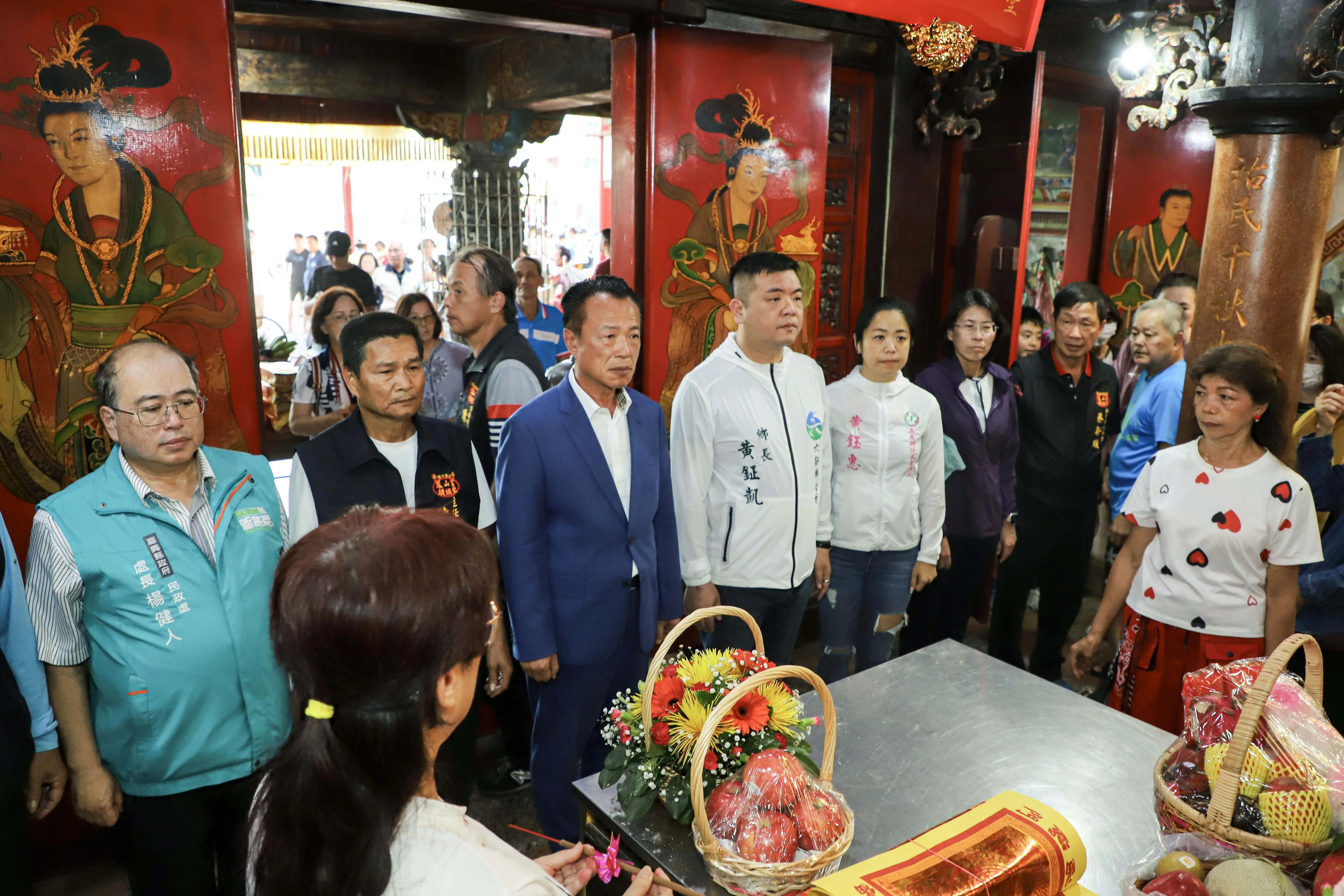 嘉義縣長翁章梁（中）率地方民代與民眾前往灣內公館娘媽堂參香祝壽，依循傳統儀式祈求風調雨順、地方平安。(圖/嘉義縣政府提供)