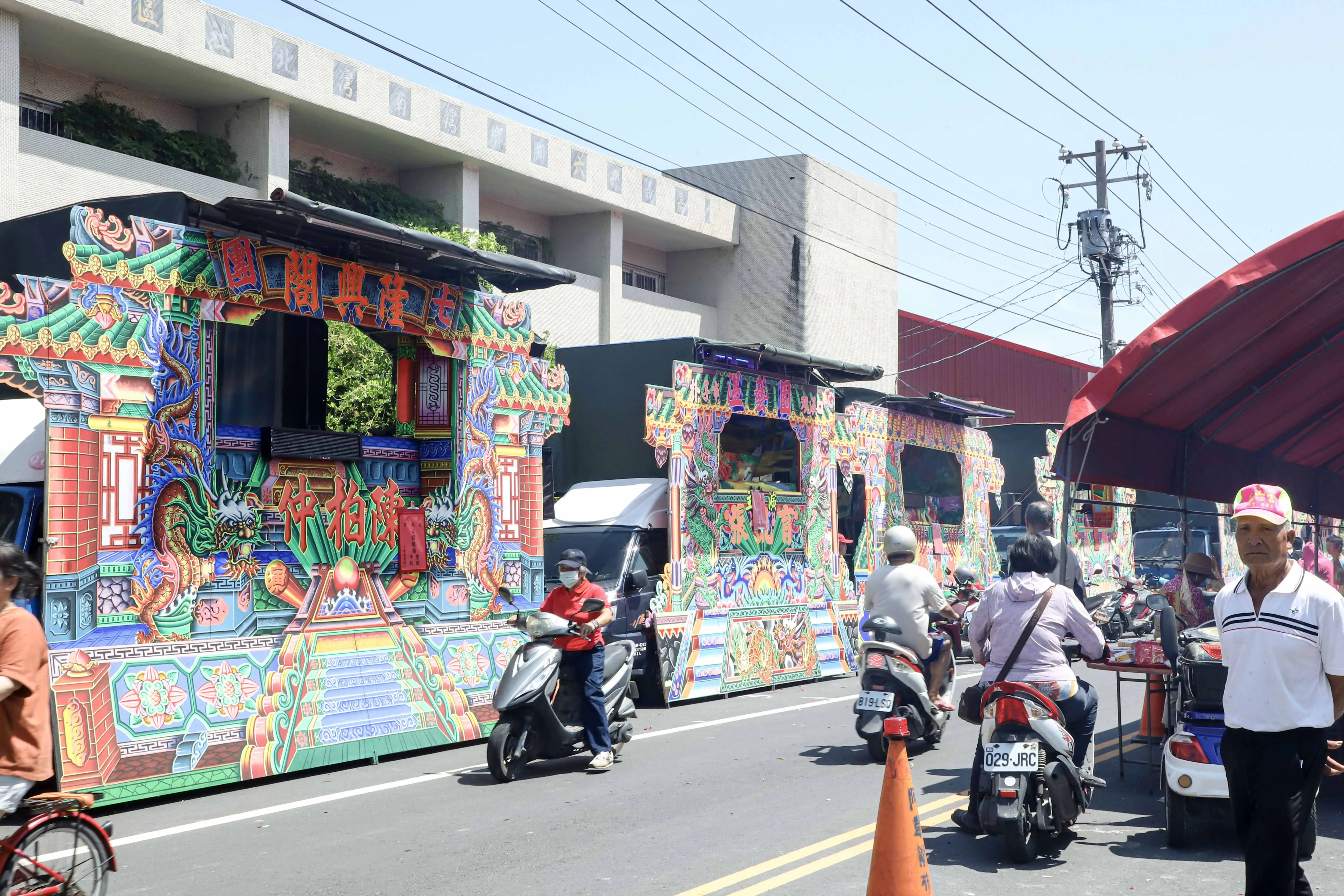 嘉義六腳鄉灣內公館娘媽堂祝壽活動熱鬧登場，廟埕周邊布袋戲野臺戲車一字排開，吸引大批信徒與民眾前來觀賞與參拜。(圖/嘉義縣政府提供)
