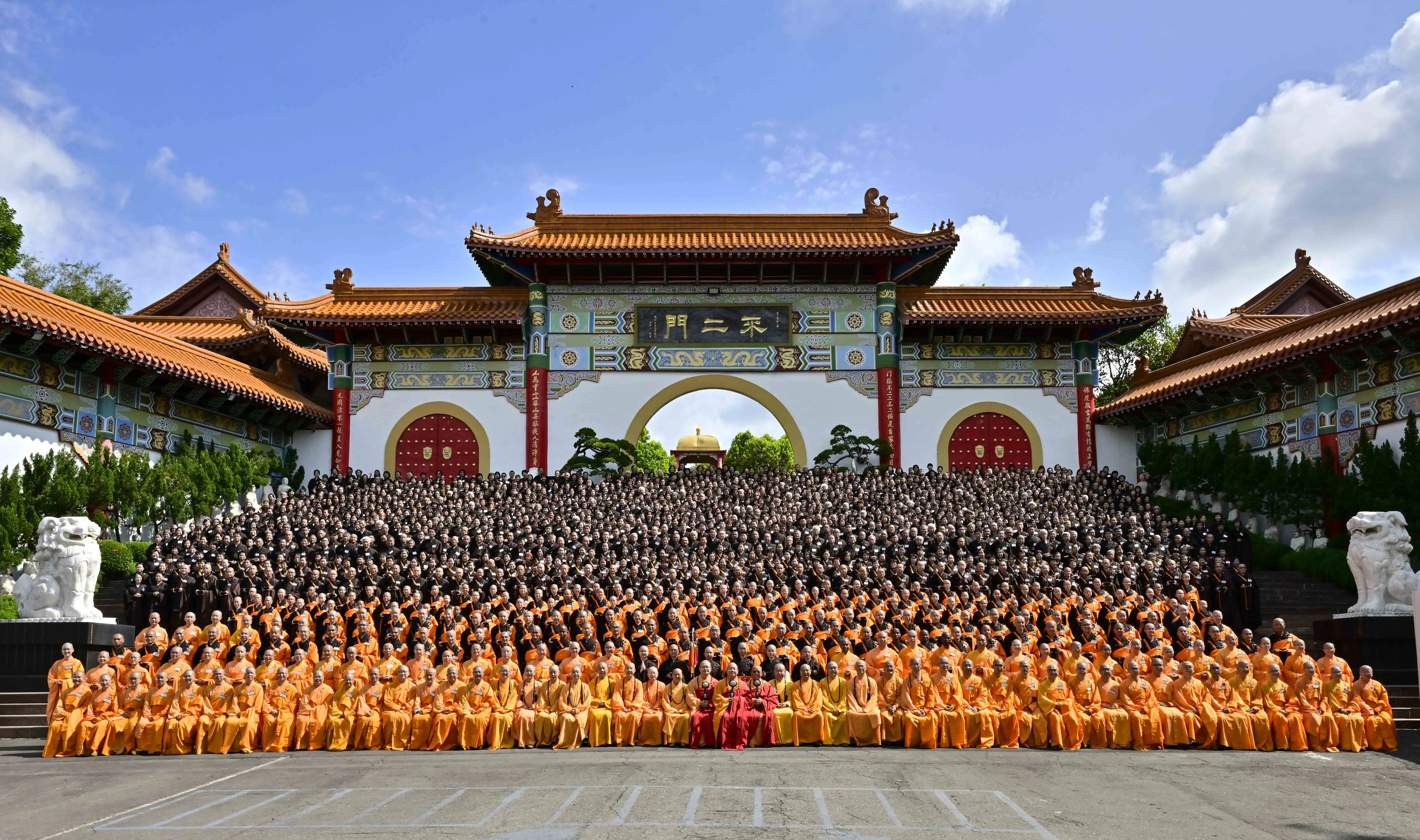 佛光山2026年傳授國際萬佛三壇大戒圓滿舉行三壇正授，來自海內外166名出家戒子與1223名在家戒子齊聚不二門前合影留念。(記者張振興翻攝)