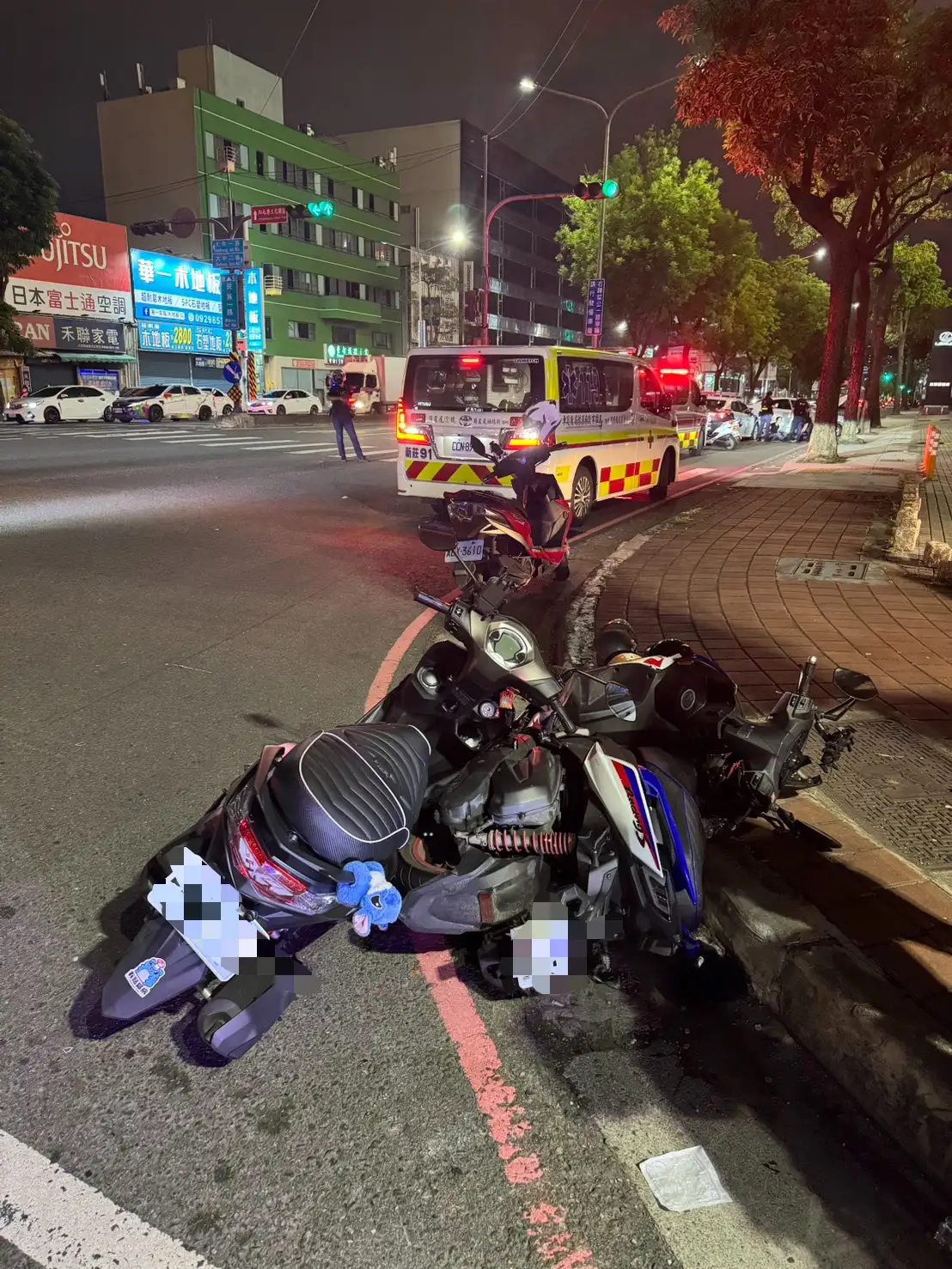 凌姓男子涉嫌毒駕拒檢逃逸，沿途衝撞波及一家四口分騎兩輛機車，其中3人受輕傷送醫治療。(圖/左營分局提供)