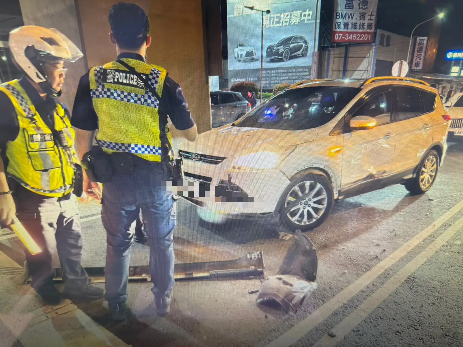 凌姓男子涉嫌毒駕拒檢逃逸，沿途失控擦撞路邊停放車輛，造成車輛受損。(圖/左營分局提供)