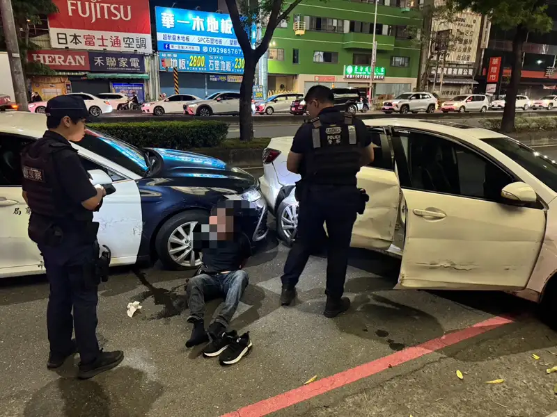 高雄左營區發生拒檢逃逸事故，自小客車最後再撞上路樹才停下，現場一片狼藉，事故一度造成交通混亂。(圖/左營分局提供)