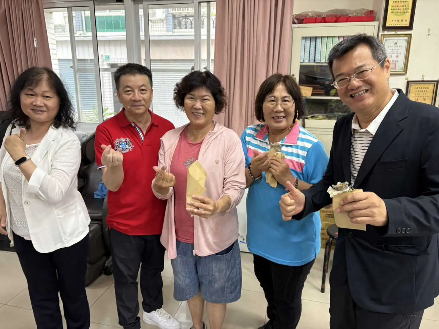 嘉南藥理大學USR團隊深入西港社區，結合精油芳療與胡麻料理，促進長者健康並強化在地連結。(圖/嘉南藥理大學提供)