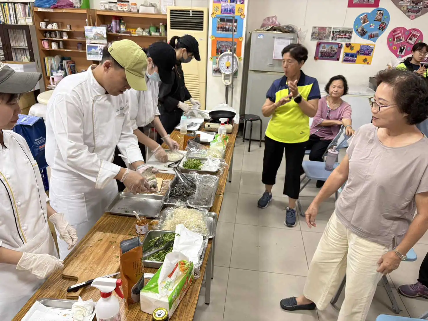 嘉南藥理大學USR團隊深入西港社區，結合精油芳療與胡麻料理，促進長者健康並強化在地連結。(圖/嘉南藥理大學提供)