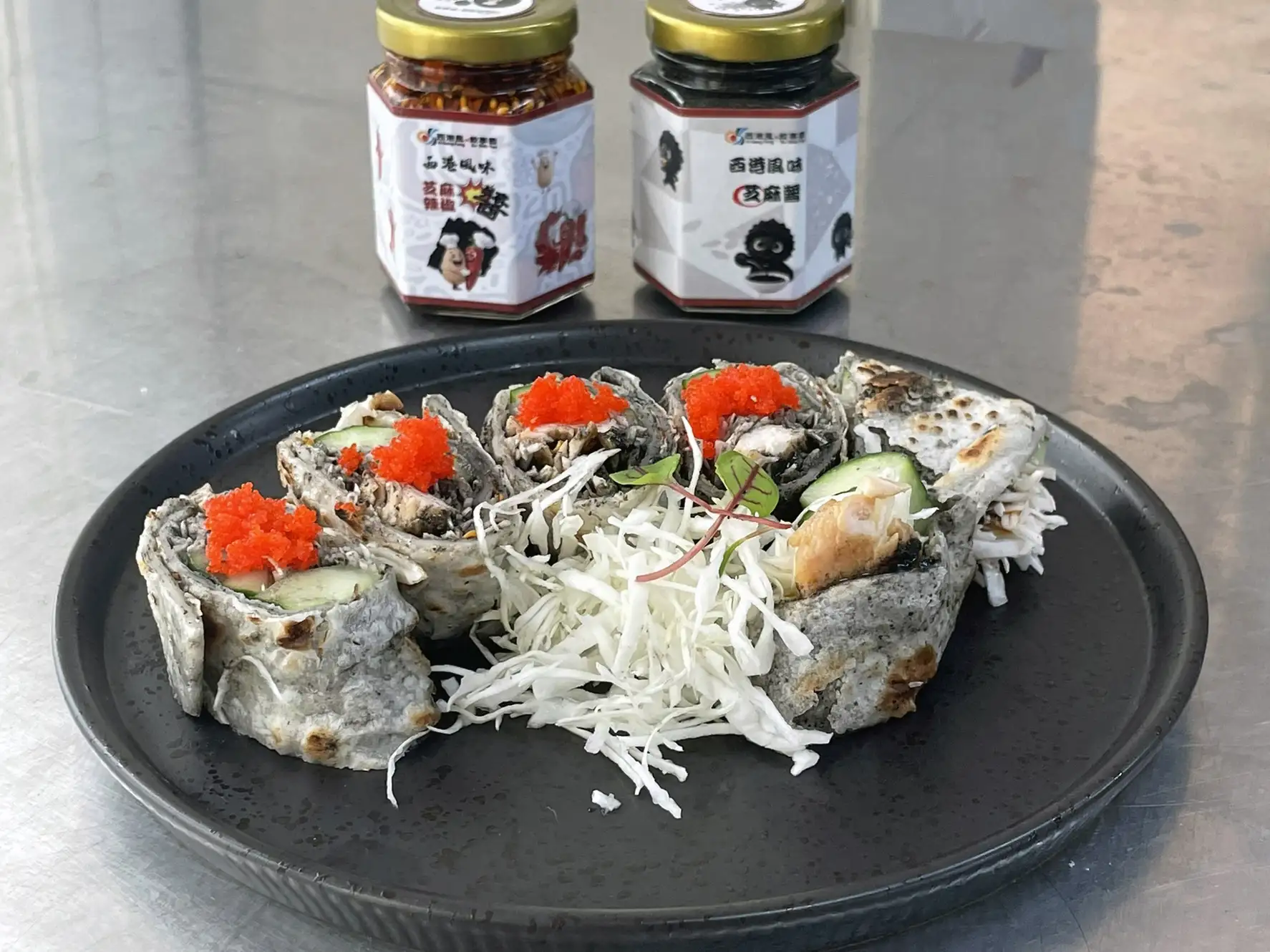嘉南藥理大學USR團隊深入西港社區，結合精油芳療與胡麻料理，促進長者健康並強化在地連結。(圖/嘉南藥理大學提供)