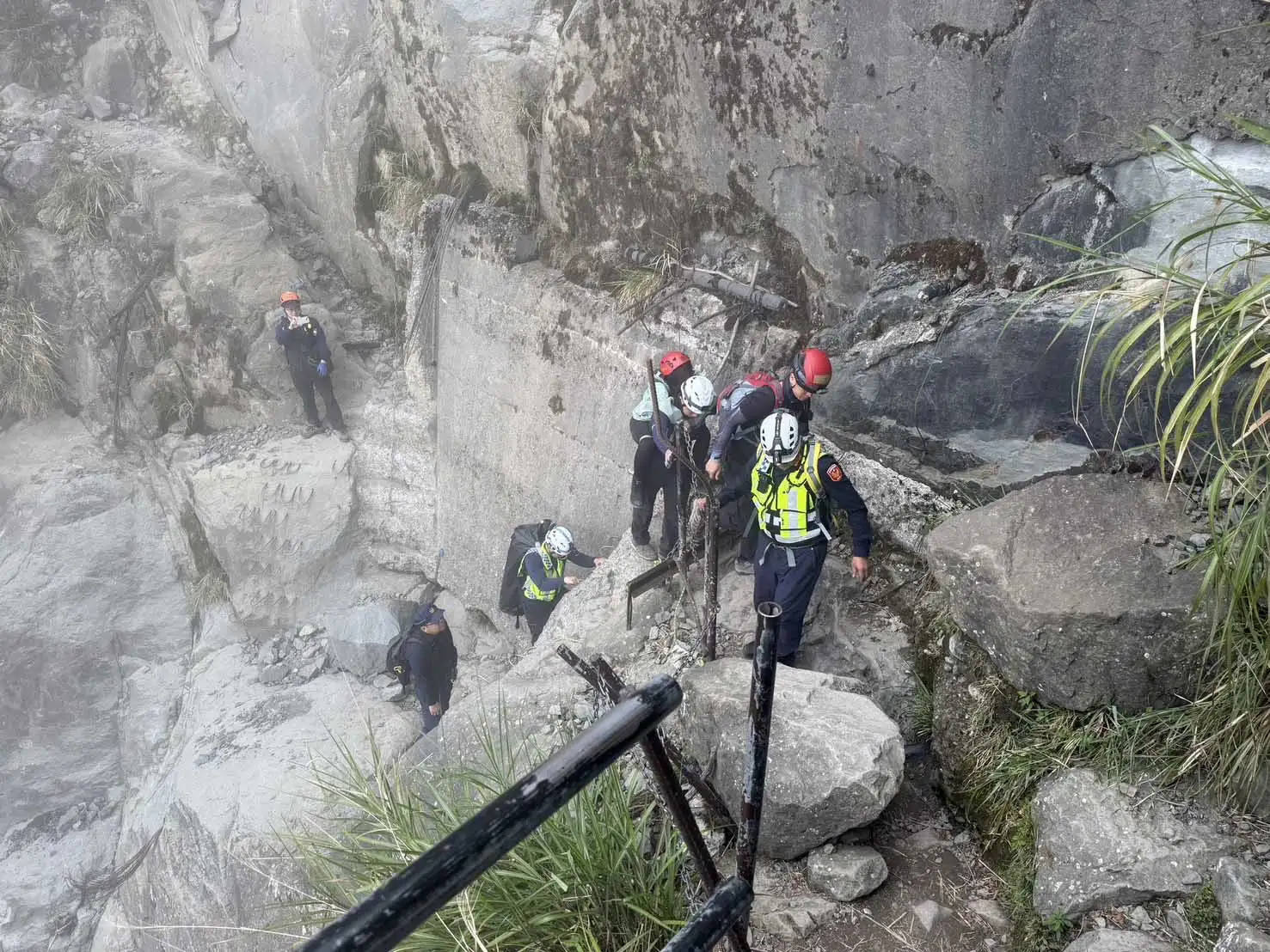 嘉義阿里山眠月線發生登山意外，一名女子踩空跌落邊坡，警消動員搶救並順利送醫。(圖/嘉義縣警察局竹崎分局提供)