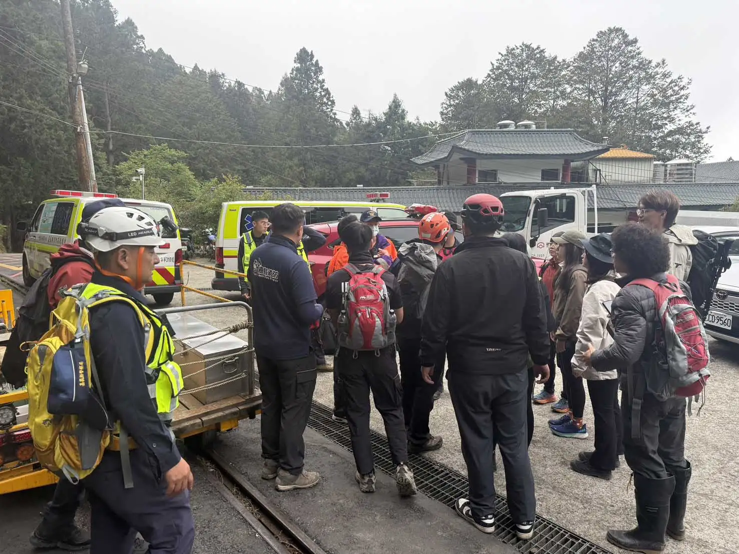 嘉義阿里山眠月線發生登山意外，一名女子踩空跌落邊坡，警消動員搶救並順利送醫。(圖/嘉義縣警察局竹崎分局提供)