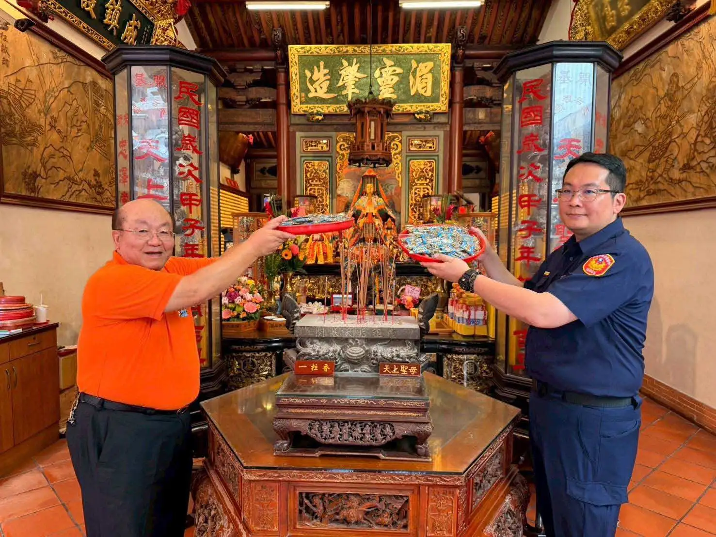 台南開基天后祖廟與警方聯名推出小神衣，結合信仰與警察元素，展現府城文化創意。(圖/第五分局提供)