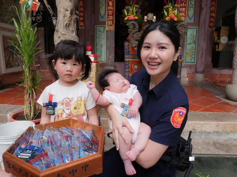 媽祖聯名警察超吸睛　府城「雙層守護」小神衣限量登場
