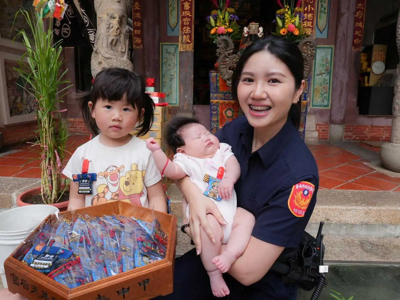 台南開基天后祖廟與警方聯名推出小神衣，結合信仰與警察元素，展現府城文化創意。(圖/第五分局提供)