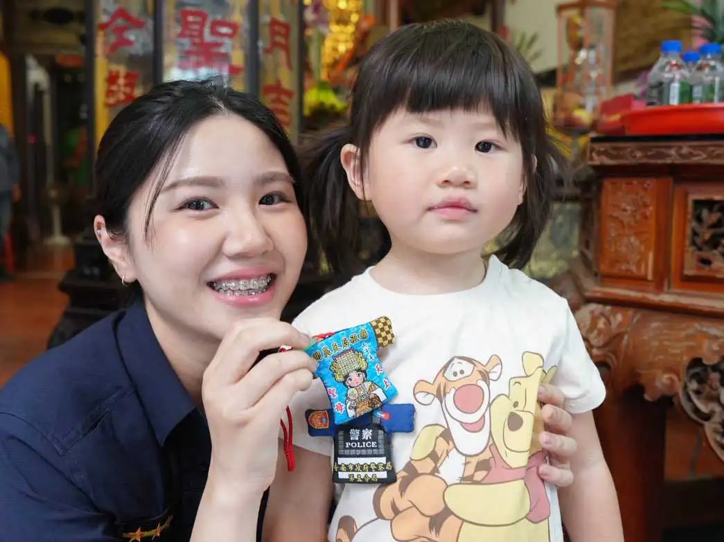 台南開基天后祖廟與警方聯名推出小神衣，結合信仰與警察元素，展現府城文化創意。(圖/第五分局提供)
