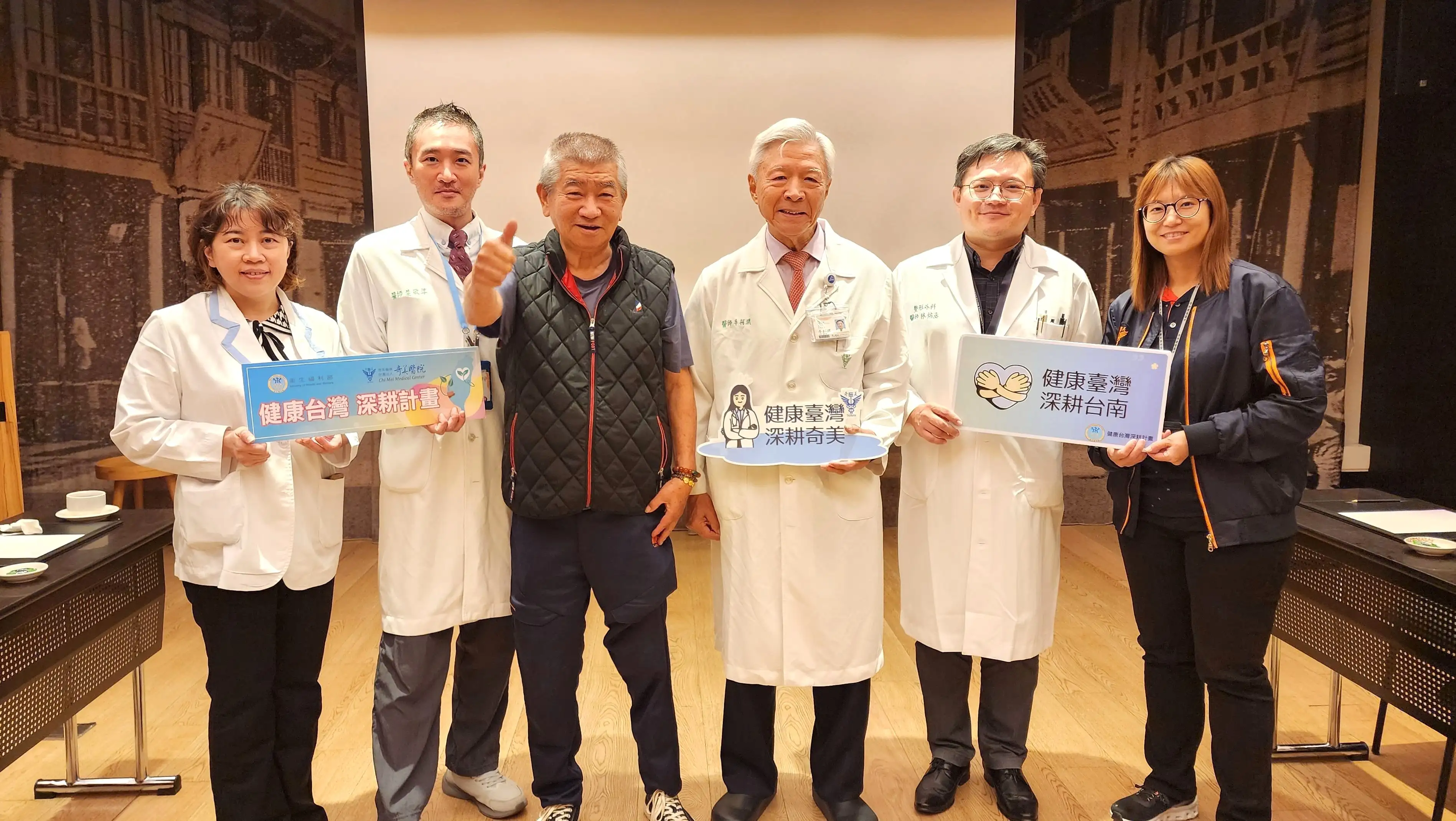李先生（中）在醫療團隊照護下成功改善慢性傷口，與奇美醫院高壓氧科及跨專業醫療團隊合影，展現整合治療成果。(記者林怡孜攝)