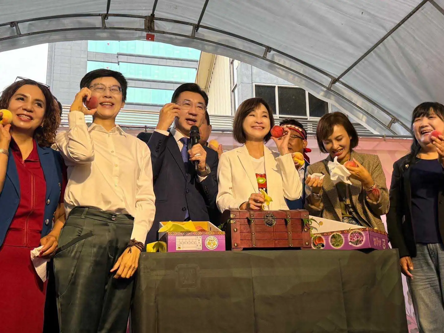 國民黨立委柯志恩與民進黨立委林岱樺等人於立法院品嚐那瑪夏水蜜桃，對其香氣與甜度讚不絕口。（圖/柯志恩團隊提供）