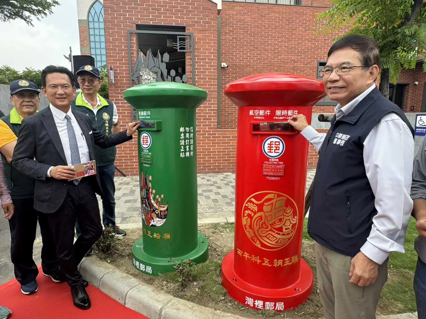灣裡萬年殿打造王船造型郵筒，結合明信片活動，邀請遊子返鄉參與王醮盛典。(記者張振興攝)