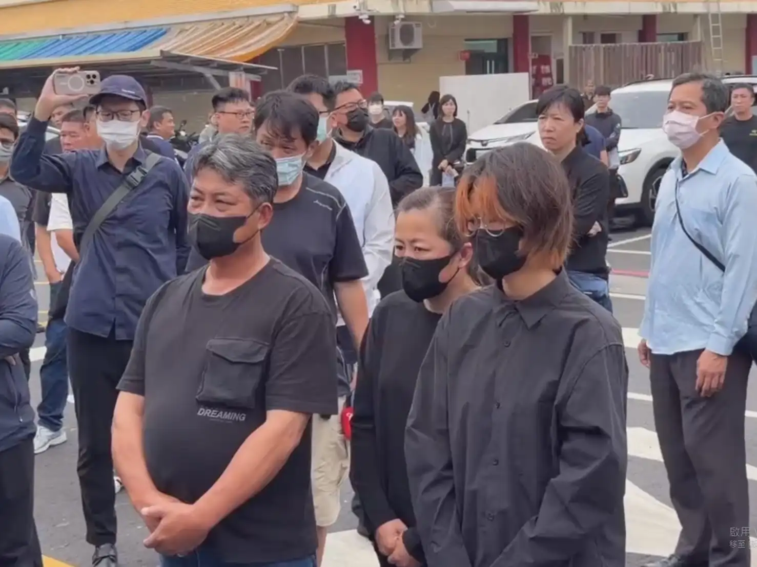 台南女警鄭詠心告別式舉行，肇事女大生下跪致歉，家屬未接受，場面沉重。(圖/台南市第四分局育平派出所)
