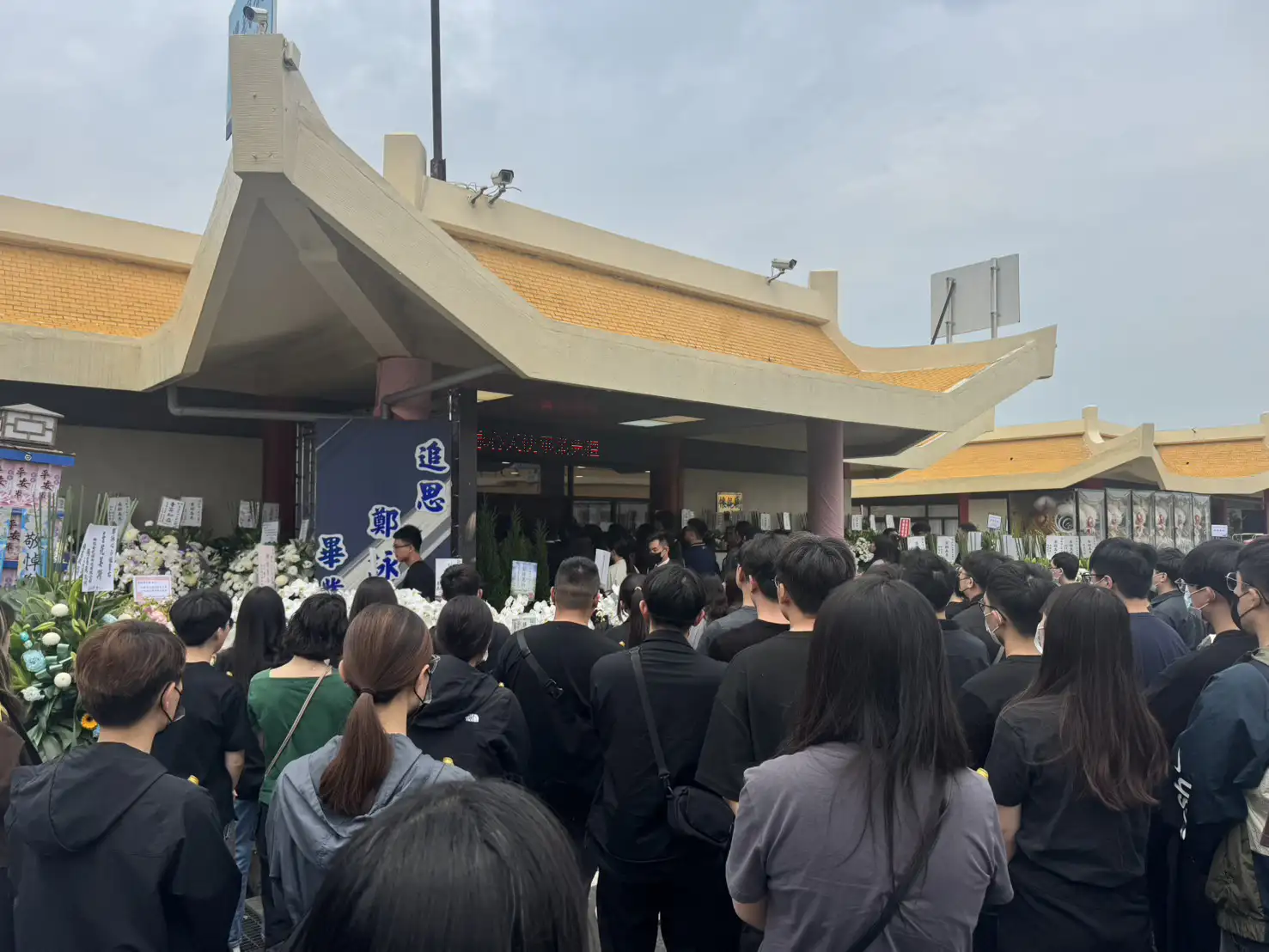 台南女警鄭詠心告別式舉行，肇事女大生下跪致歉，家屬未接受，場面沉重。(圖/台南市第四分局育平派出所)