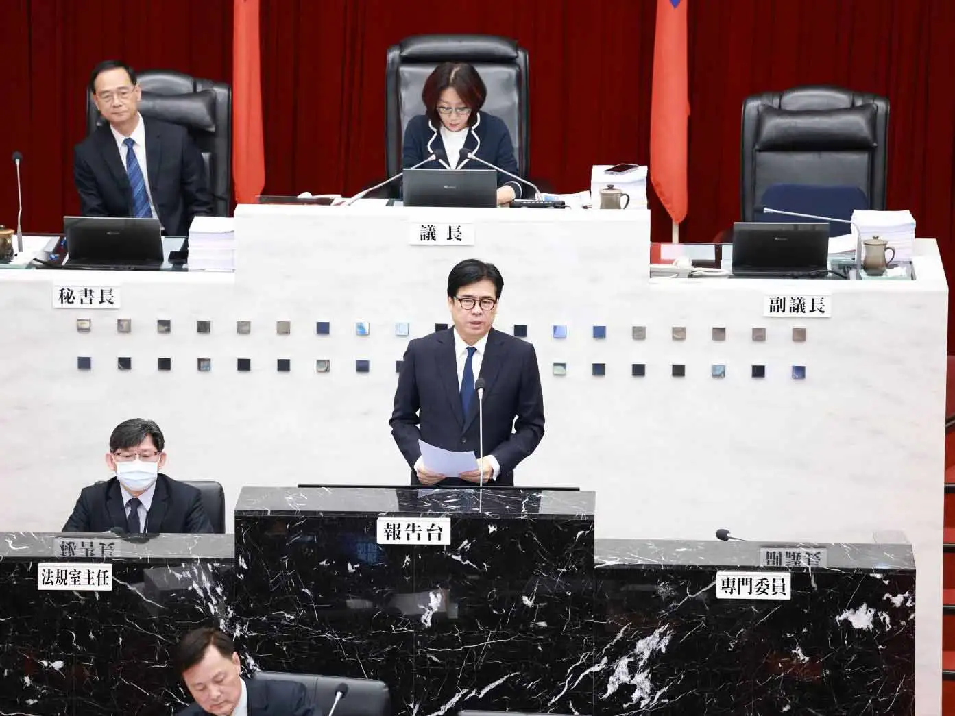 高雄市長陳其邁率市府團隊赴議會說明施政計畫及追加預算案，強調持續維持零舉債原則。（圖/高雄市府提供）