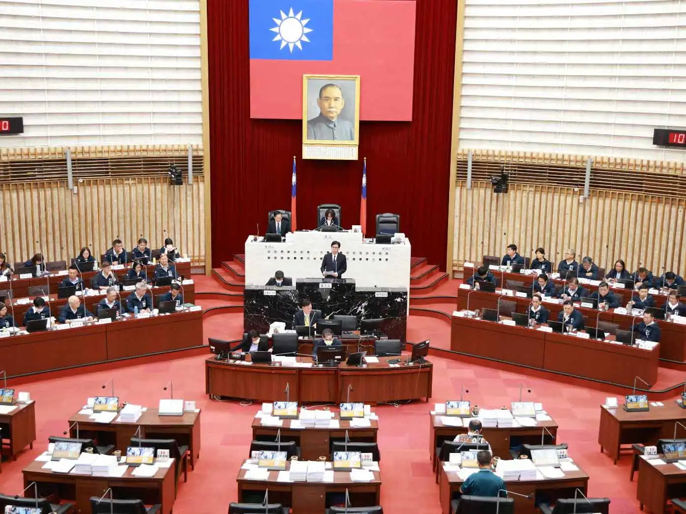 高雄市長陳其邁率市府團隊赴議會說明施政計畫及追加預算案，強調持續維持零舉債原則。（圖/高雄市府提供）