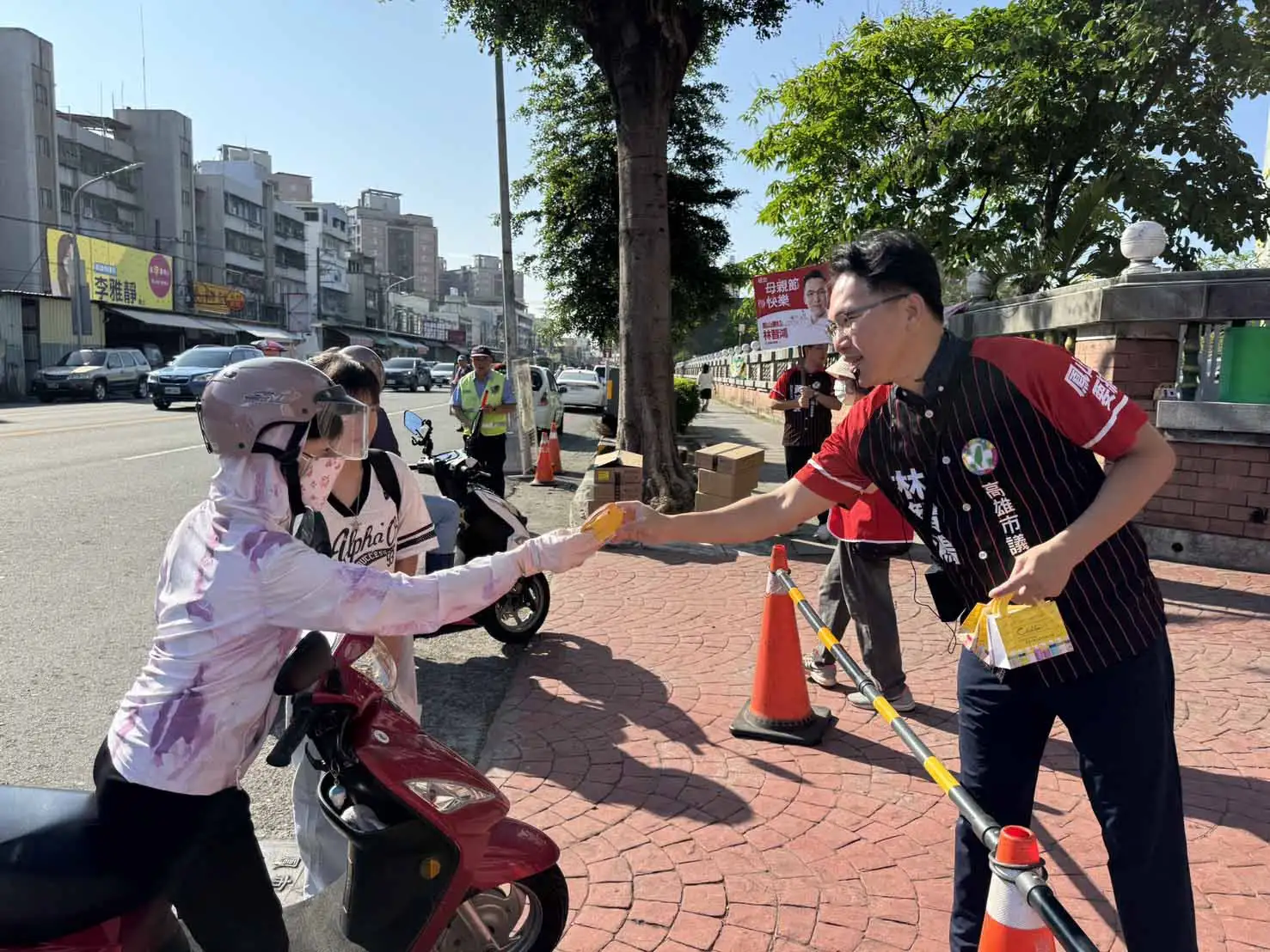 高雄市議員林智鴻母親節前夕前往鳳山新甲國小，致贈媽媽們特製「魔髮包」，傳遞對母親辛勞付出的感謝與關懷。（圖/林智鴻提供）