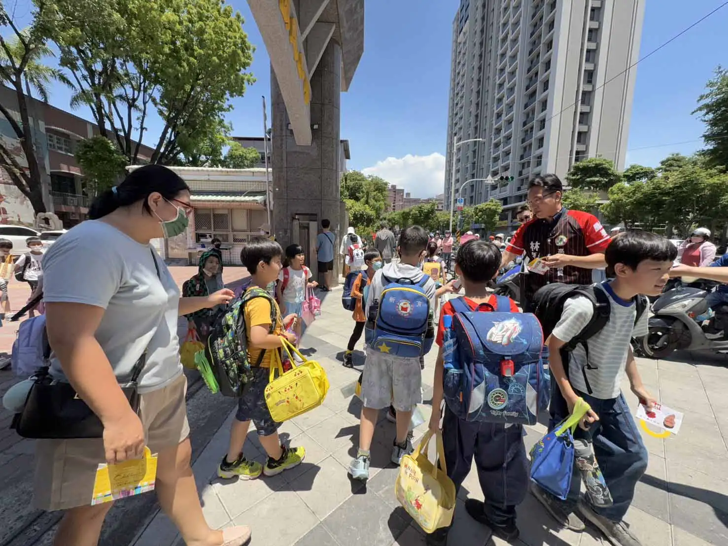 高雄市議員林智鴻母親節前夕前往鳳山新甲國小，致贈媽媽們特製「魔髮包」，傳遞對母親辛勞付出的感謝與關懷。（圖/林智鴻提供）