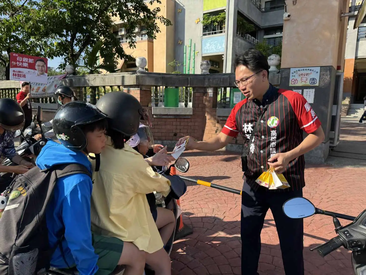 高雄市議員林智鴻母親節前夕前往鳳山新甲國小，致贈媽媽們特製「魔髮包」，傳遞對母親辛勞付出的感謝與關懷。（圖/林智鴻提供）