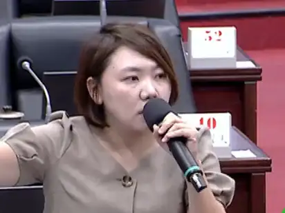 高雄市議員邱于軒指出，近期高雄市長民調數據波動劇烈，形容如同「坐大怒神」，並質疑其參考價值與公信力。（圖/記者吳文生攝）