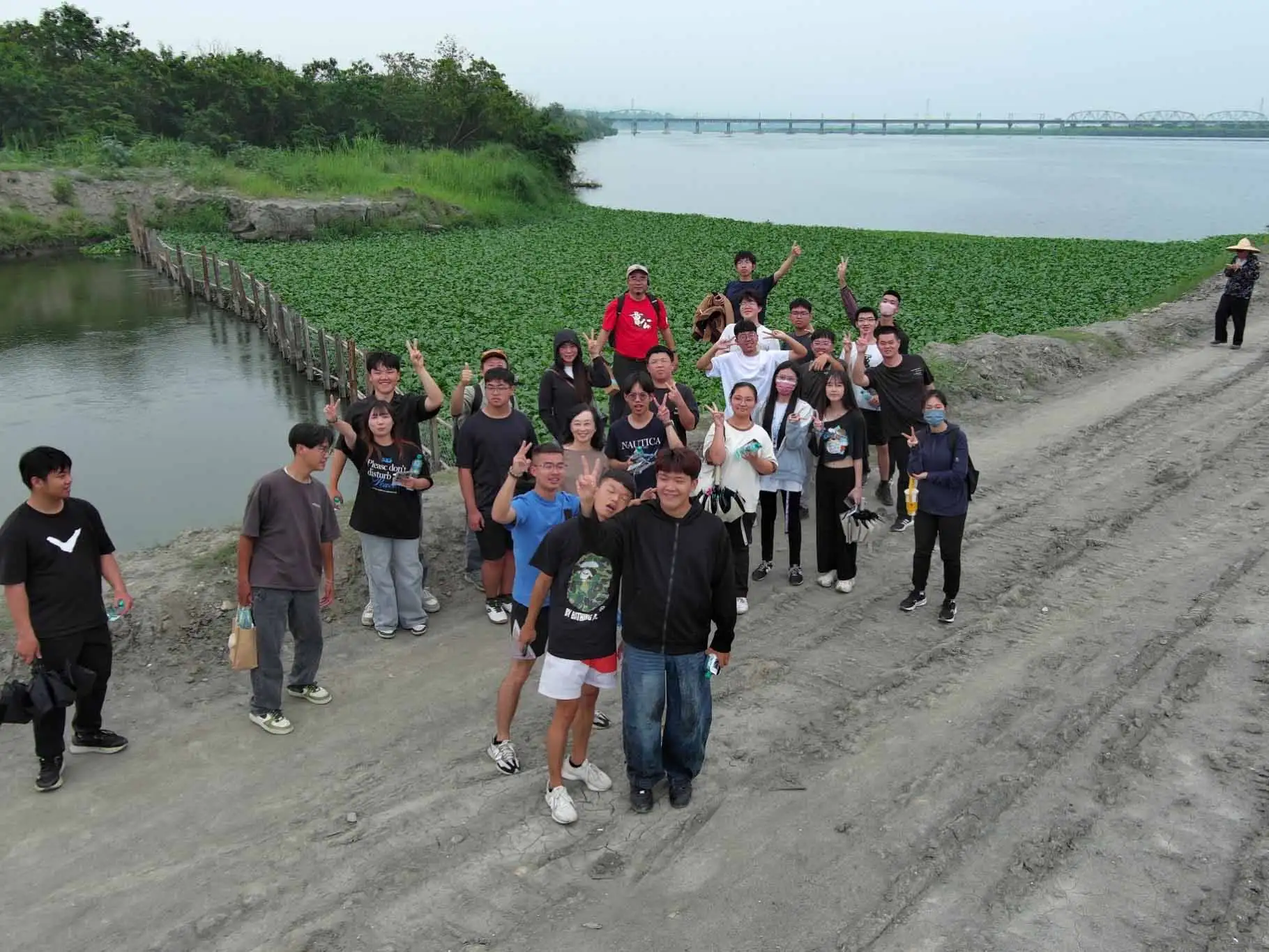 嘉南藥理大學環境工程與科學系師生5日前往農業部農田水利署高雄管理處轄下「曹公圳舊圳頭」及「曹公圳抽水站」參訪，實地了解灌溉工程與水利設施運作情形。（圖/農水署高雄處提供)