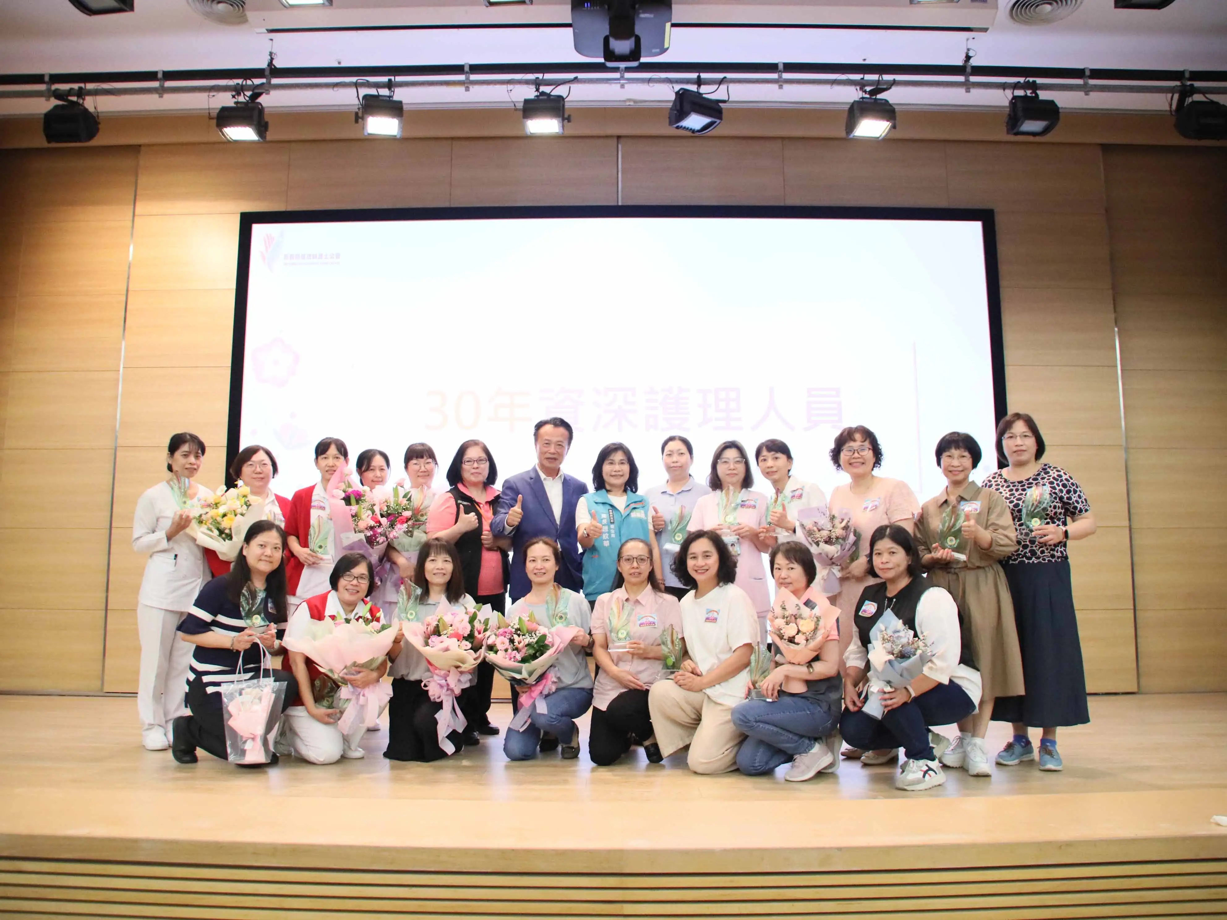 嘉義縣舉辦護師節大會，表揚124位優良與資深護理人員，感謝長年守護健康。(圖/嘉義縣護理師護士公會提供)