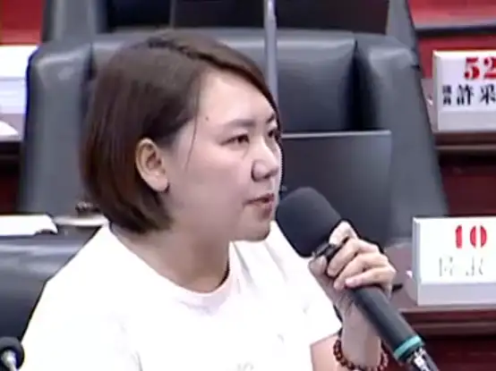 市議員邱于軒關切興達老舊燃煤機組近期頻繁測試與併聯發電，質疑恐增加高雄空污風險。（圖/記者吳文生攝）