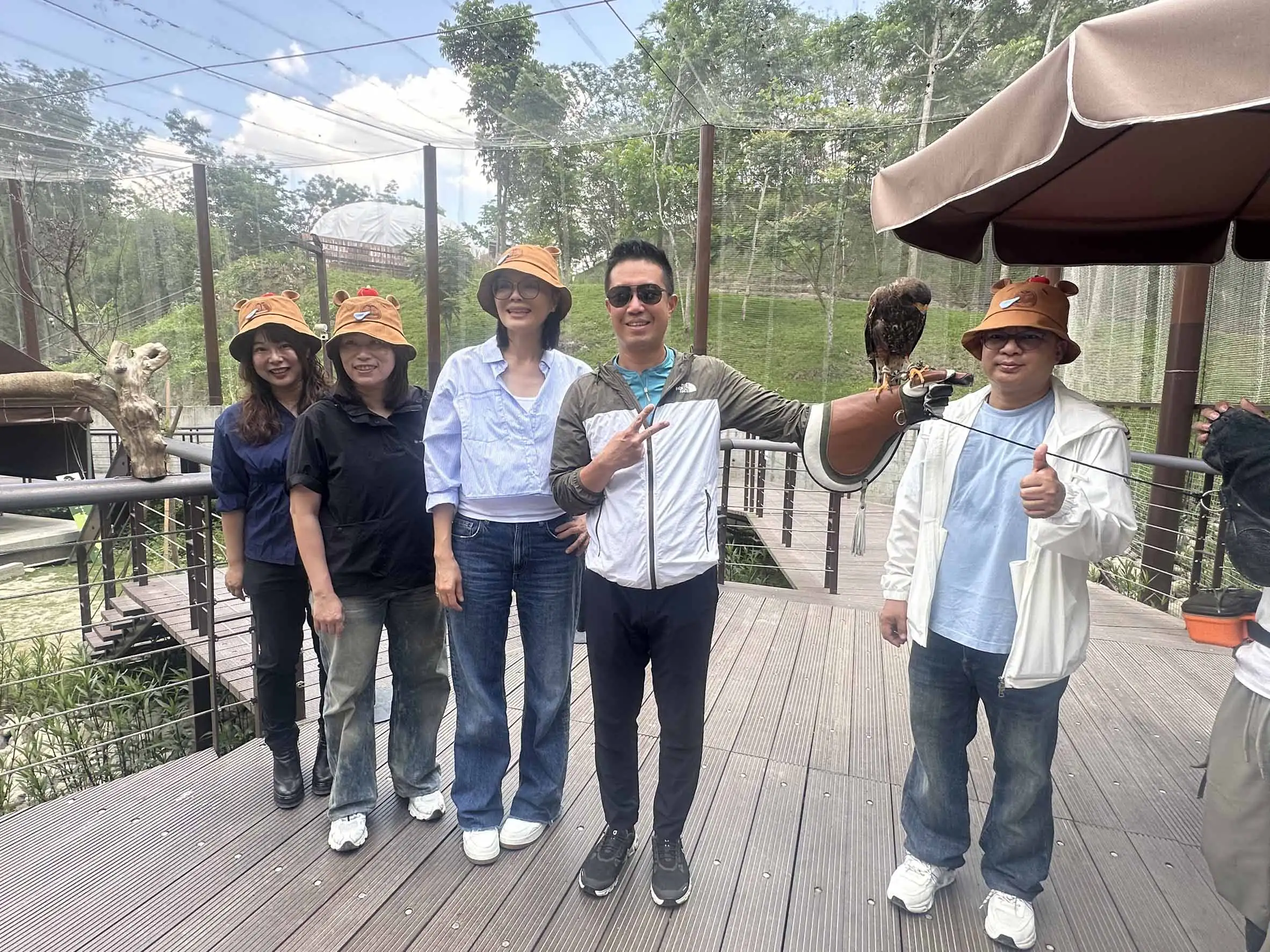 高雄市議會社政委員會7日前往美濃區永安老街考察，實地巡禮美濃文創中心及走訪老街留美培力店家。（圖/高雄市議會提供）