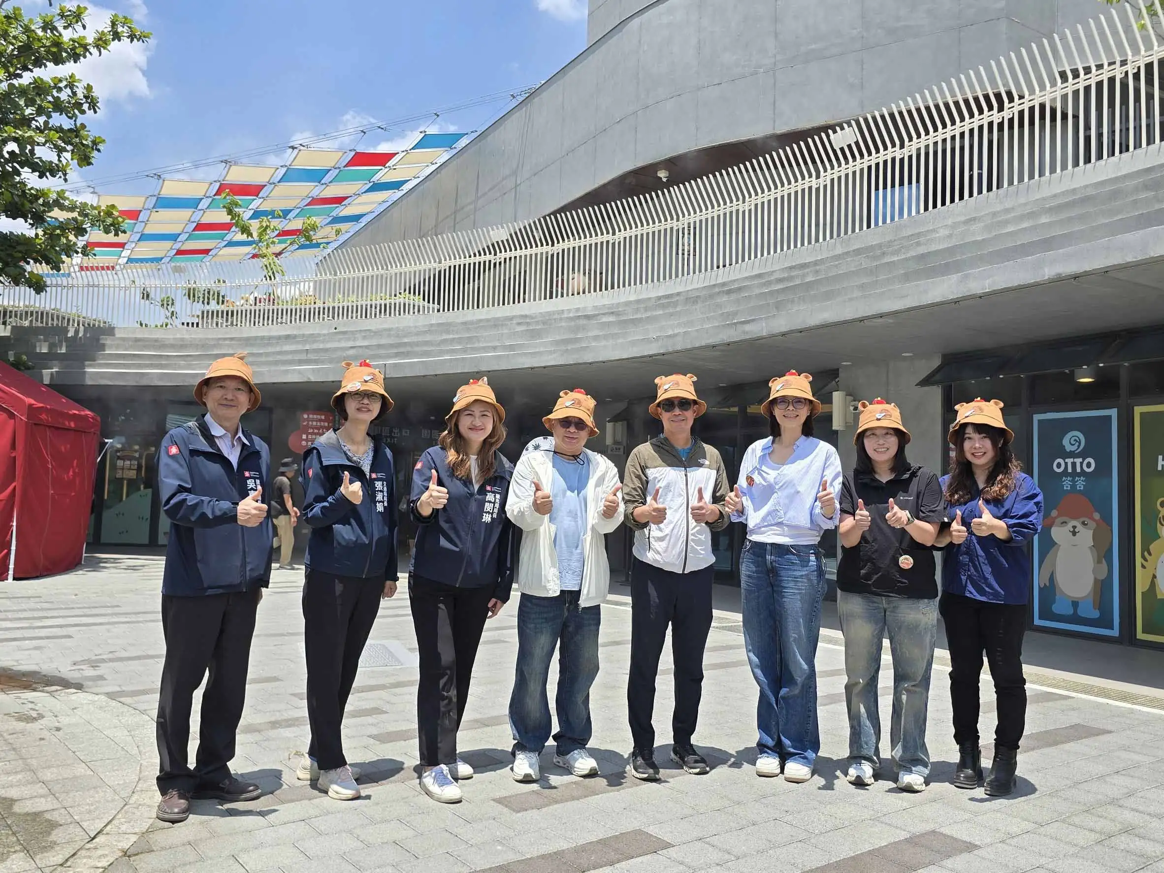 高雄市議會社政委員會7日前往美濃區永安老街考察，實地巡禮美濃文創中心及走訪老街留美培力店家。（圖/高雄市議會提供）