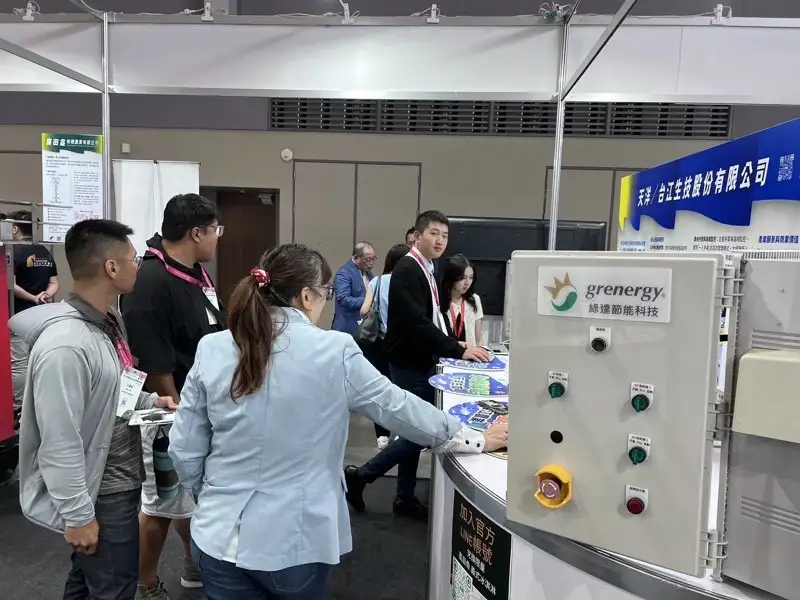 台南市政府農業局與參展企業共同展示農業儲能與智慧能源管理設備，現場吸引不少民眾與產業人士參觀了解，交流智慧農業與永續循環應用經驗。(圖/台南市政府農業局提供)