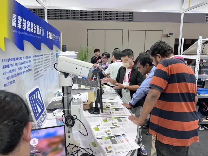 第10屆亞太農業技術展覽暨會議7日在台南持續登場，農業部農業試驗所展示「AIoT病蟲害精準預警系統」，透過感測器與AI影像辨識技術，即時監控作物生長環境，吸引不少國內外農業相關業者駐足交流。(圖/台南市政府農業局提供)