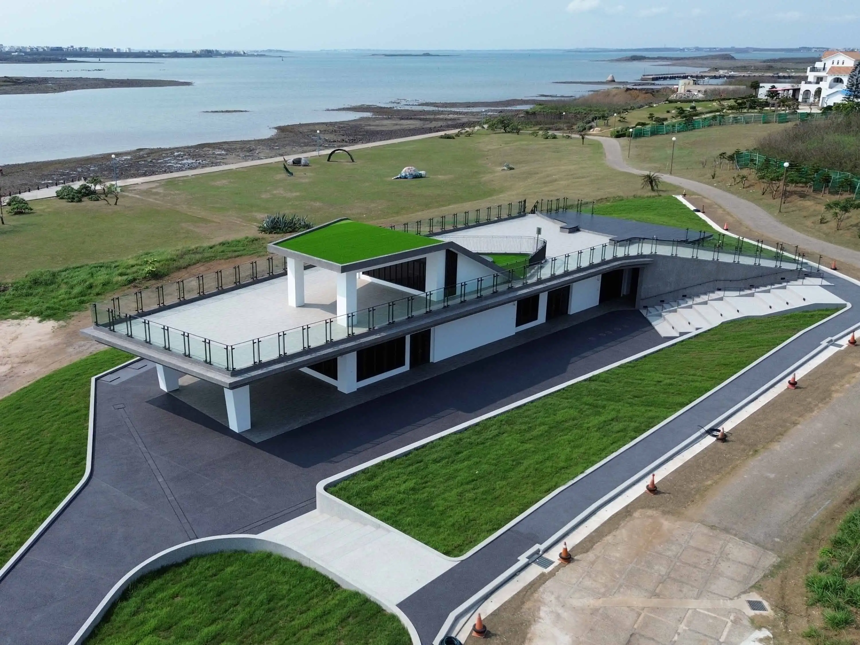 澎管處舉辦「嗨騎菊島初夏」活動，邀請民眾以單車深度體驗澎湖濱海風光與低碳旅遊魅力。(圖/澎管處提供)