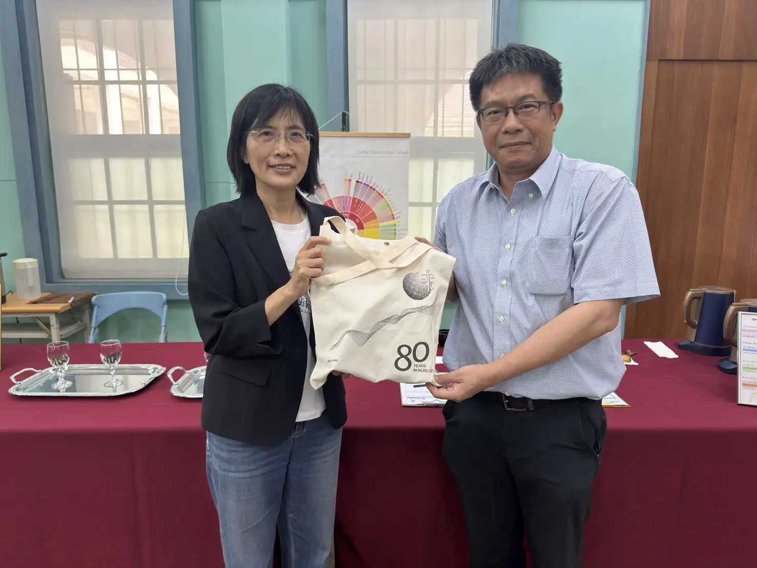 成大副校長陳玉女(左)與成大土木系王雲哲教授(右)出席成功大學咖啡品鑑工作坊，推動跨域科研與台灣精品咖啡發展。(記者張振興攝)